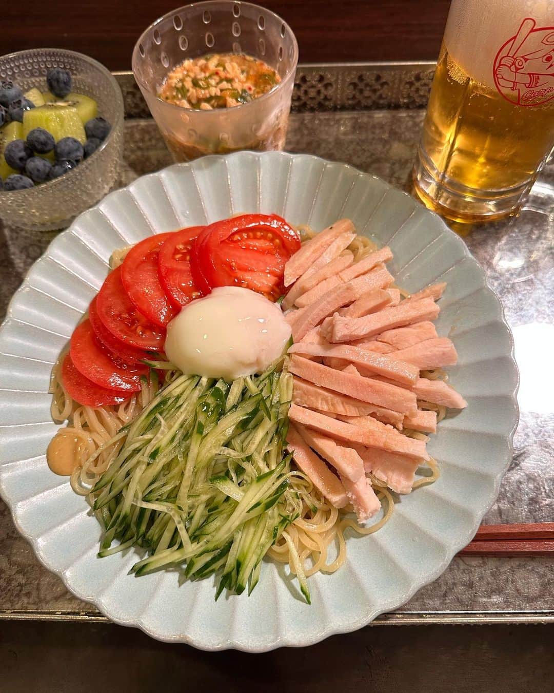 のインスタグラム：「⭐️ 昨夜..... ついに2023の.....  冷し中華はじめました  2023のslcreationsの冷し中華も 簡単で美味しいこと 確認致しましたっ！  以上、報告でありまーす🫡  #冷し中華はじめました  #冷やし中華はじめました  #slcreations の #簡単冷し中華　は #本当に簡単で美味しい #電子レンジでできちゃう  #野菜切るだけ #盛るだけで #具沢山ひやちゅう完成 @slcreations_official  #夏の始まり #梅雨だけど #ハッピーバースデーツーユー #キウイとブルーベリー #納豆めかぶキムチ」