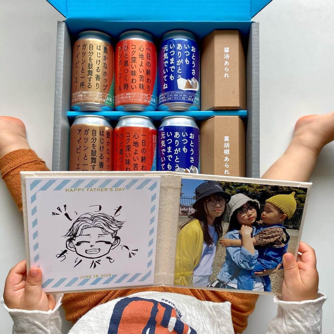 ◆miki◆のインスタグラム：「* * 『父の日』が近付いてきとりますが はっ🫨‼️ってした人も大丈夫🤞🏻  まだ間に合うよぉ🤝🏻❤️‍🔥 (今年は18日ね👈🏻)  今回頼んだのは ビール＆おつまみセット🍻 非常に洒落ています✨️  まず、開封する途中で 『おとうさんいつもありがとう』の さりげないメッセージ  はい、ここで泣きますね？  次に ドドーンと飛び込んでくる ミニフォト📕  開くと手書きの絵と可愛い我が子  はい、ここでも泣きますよね？  そしてトドメが  飲めないお酒🍻をプレゼントしたっていう 嫌がらせの様なオチ👈🏻で号泣するはずです🤣  わしがしっかりと頂きます🍻😋  このね、手書きで書いた絵や文字は写真に撮って 送信するだけで フォトアルバム📕になっちゃうの  凄くいいのよ～( ᯅ̈ )♡♡  絵はののなのに描いてもろたよ🫶🏻  アプリでほーんと簡単に サクサク作れちゃうからまだの方は是非🤳🏻  @okuru_calendar  クーポン使ってね♡♡ ↓↓↓ 10%OFFクーポン：gold618 (父の日受付終了まで)  #okuru#父の日#父の日ギフト#pr」