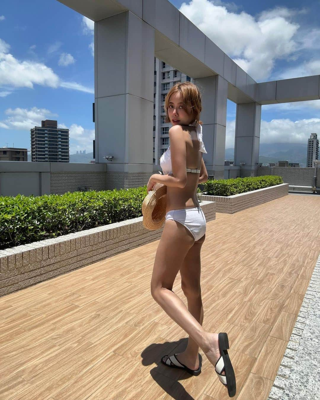 Miaのインスタグラム：「40。快樂☀️  今年的生日願望 第一個就是希望我家貓兒子 阿渡藍的膀胱炎可以趕快好起來💪💪💪 未來一定要健健康康🙌  #五味雜陳的生日 #希望五十歲還能穿上這套泳裝 #birthdays  #40yearsold」