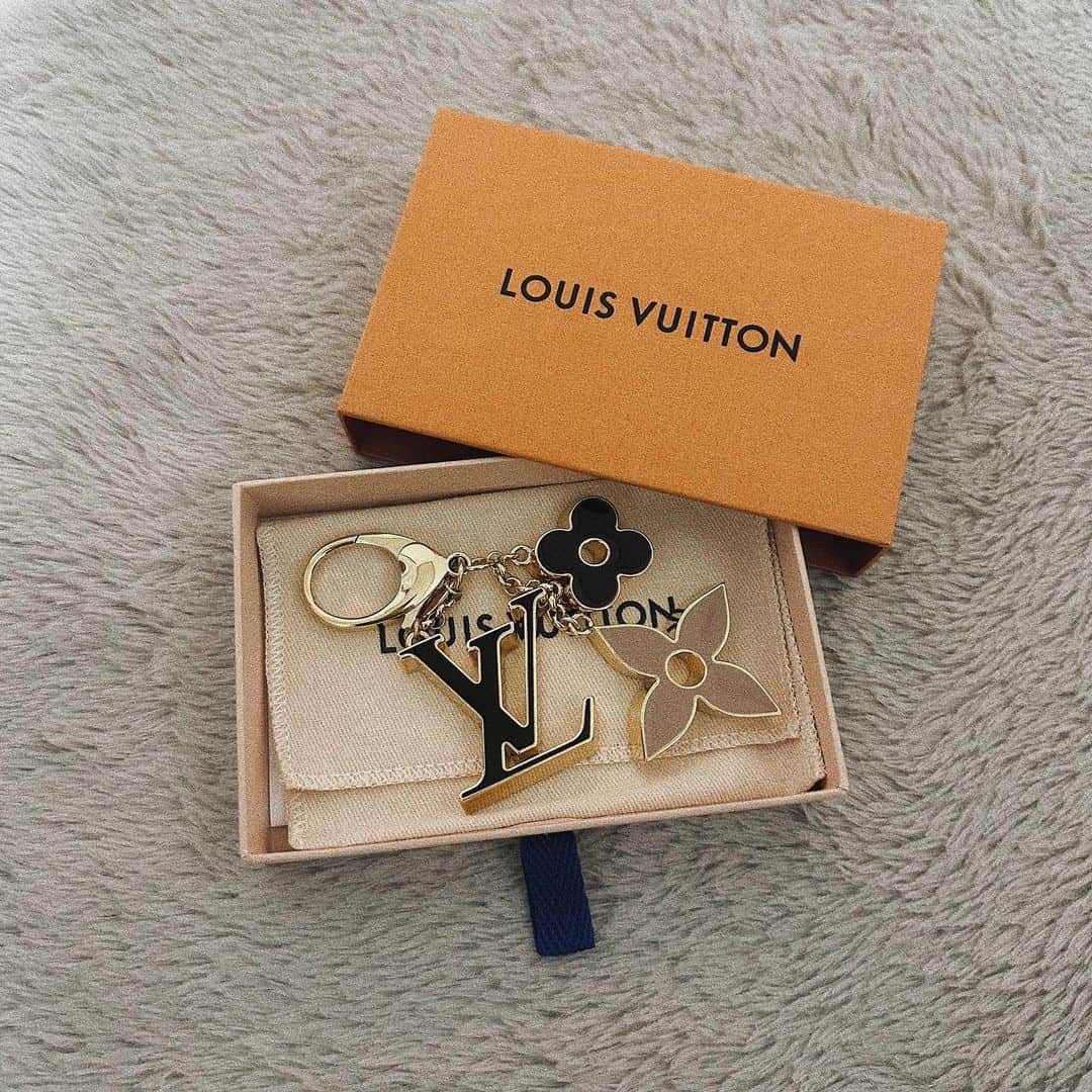 内山珠希のインスタグラム：「大人っぽいカラー可愛い🖤🤎センス最高😳 I'll use it carefully Thank u:)) #louisvuitton #present #gift #thx」