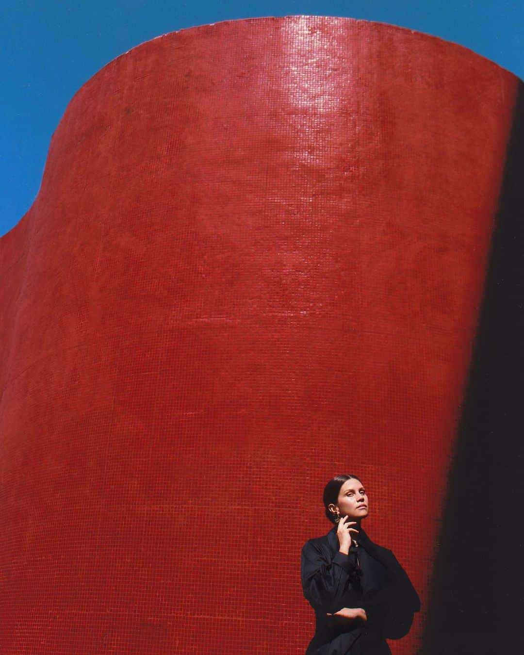 Monica Sordoのインスタグラム：「Portrait with Black Nautilus by @mlshbts wearing @_puertanegra  ~ “The modernist and seductive red mosaic curves against sharp angles of colored concrete at The Centro Simón Bolivar “Torres de El Silencio”, with the Caracas blue sky as a blank canvas in the back, has always been present in my creative process. From raw materials of choice and research of techniques and finishings to the contemporary Latin American language we have develop over the years with our master artisans in Peru, Mexico and Venezuela”」