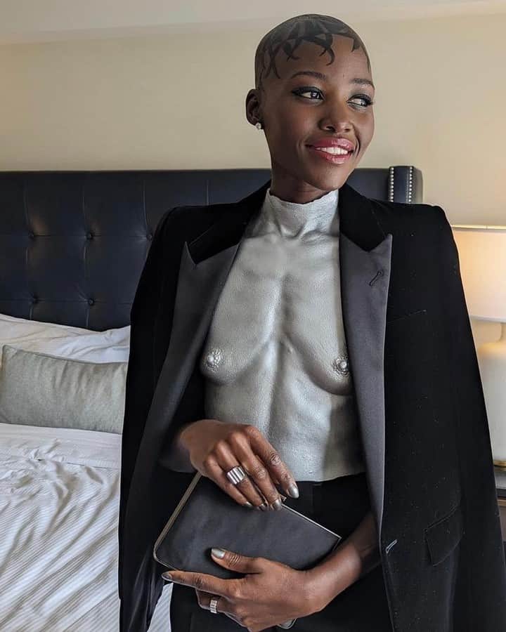 Vogueさんのインスタグラム写真 - (VogueInstagram)「Lupita Nyong’o is no stranger to Broadway, having performed in productions such as “Eclipsed,” so it was only natural that the actor walked the #TonyAwards red carpet this evening. Instead of channeling the traditional glitz and glamour that’s seen at the annual awards ceremony, however, the star embraced a more daring fashion choice this evening. Tap the link in our bio for the head-to-toe details behind her look.」6月12日 8時18分 - voguemagazine