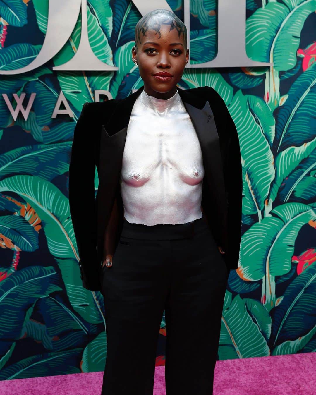 Just Jaredさんのインスタグラム写真 - (Just JaredInstagram)「Lupita Nyong'o bared her body in an unexpected way on the red carpet at the 2023 Tony Awards. We've got so many more pics and an explanation of her look over at JustJared.com! #LupitaNyongo #TonyAwards Photos: Getty」6月12日 8時20分 - justjared