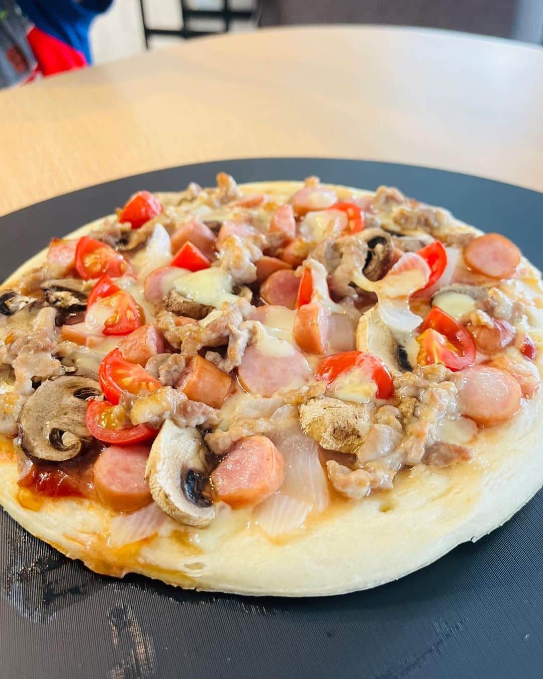 清澤恵美子のインスタグラム：「子供と一緒に２日連続、朝食にピザ作りをしました🍕 これがまた美味しくて美味しくて母子共にペロリ。 私の体調も体重も元通りの本日です☀️☔️ 今週も１週間頑張りましょう🙌  #言っても具材を切って乗っけるだけ  #おもてなし料理決定😂　 #アラジントースター」
