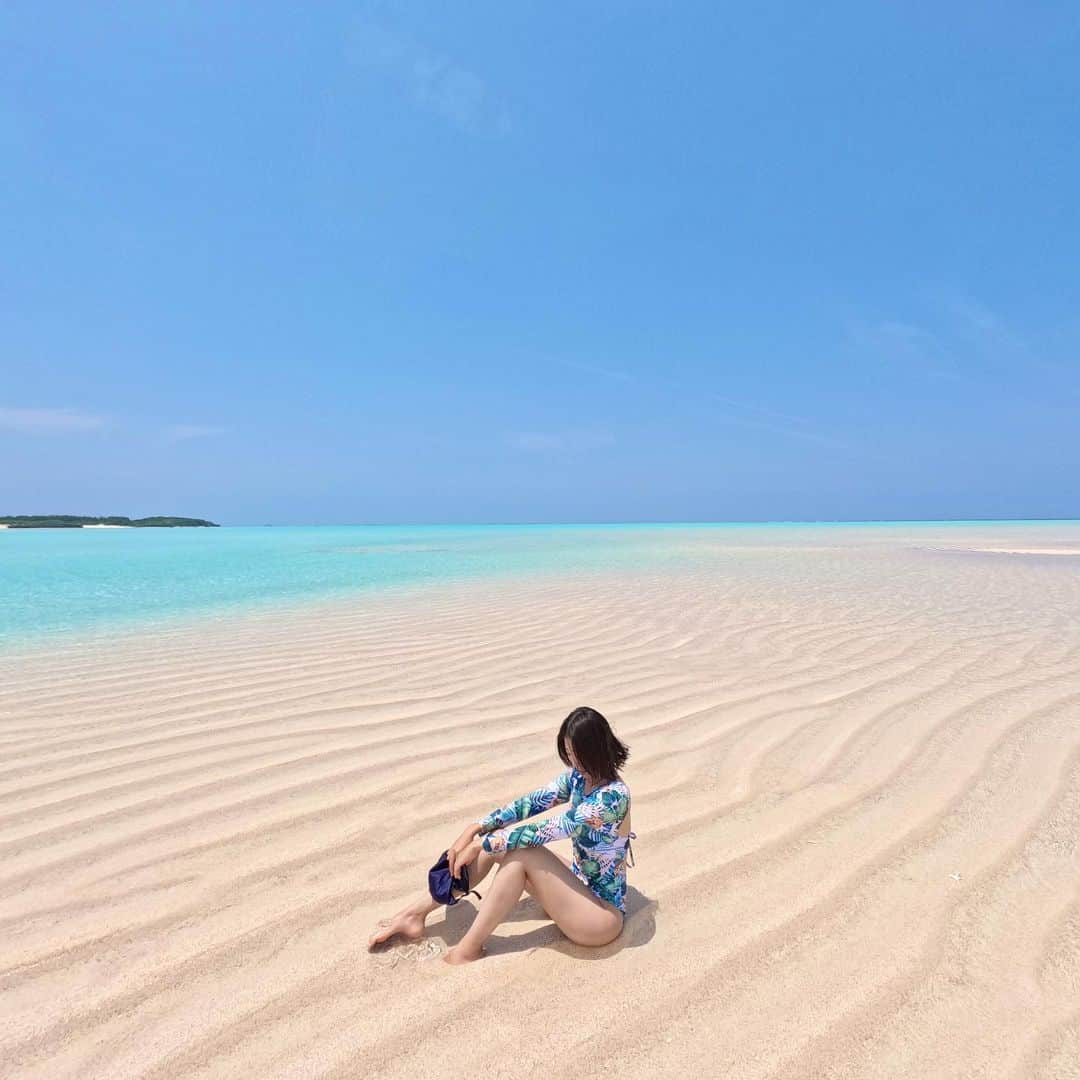 megumiのインスタグラム：「今週は梅雨らしい天気の日が続きそうな与論島。 　 梅雨明けたらまたこの百合ヶ浜に会えるかな。会いたいな🥹🙏🧡🏖 　 　 　 　 　  #百合ヶ浜  #与論島 #与論島観光　#yoronisland  #yoron #ジェットスキー #ヨロンブルー #sandbar #islandlife #シュノーケル #奄美諸島 #奄美群島 #離島旅 #離島 #沖縄旅行 #japantravel 　 #gopro #goprohero11  @goprojp @gopro   #離島移住 #離島生活 #離島引越し #フリーランス移住 #移住リモートワーク #フリーランスの働き方」