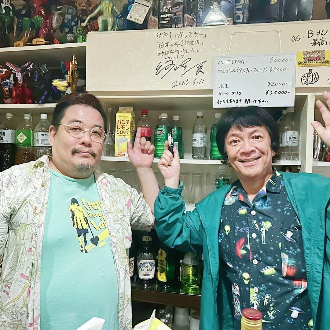 河崎実のインスタグラム：「昨日は映画を観にきてくれたパキさんのお店に突撃してきました。フィギュアとボードゲームと白ヘビがいるパワースポット！お店の壁にサインさせてもらいました。  bar & cafe as-B 愛媛県松山市一番町２-５-２４　ピカソビル５０１ https://as-b.owst.jp/」