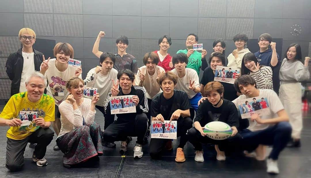 栗山絵美のインスタグラム：「#舞台GoForward あっという間に稽古終了！  不思議な感覚の稽古場最終日でした、 演出の伊勢さんを始め、陽のパワーを持つスタッフさんに導かれ支えられ、演者とスタッフ垣根なく、 ワイワイと部活のように、作品を作り上げて行きました、なんかとても嬉しい感覚でお稽古が出来たなぁ。  皆熱くて前向きで、とてもいいチームになれました！  残すは、劇場での稽古となります！しっかり準備したら、 後は思いっきり暴れるだけだー🌸🏈  6月16日から22日まで かめありリリオホールにて上演します、 当日ふらりも、大丈夫です！ チケット🎟はlinkの 公式ホームページよりご覧下さい！ お待ちしております！」
