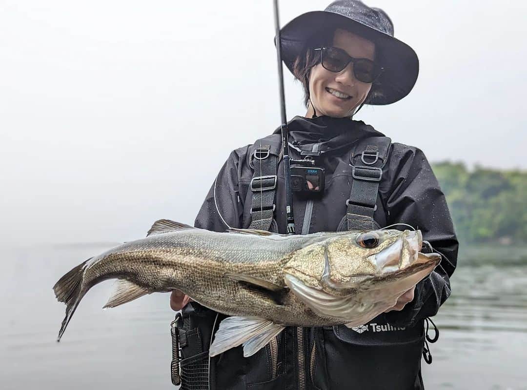外山将平のインスタグラム：「やり残したことが多すぎました。　　　　　　 そんな中でも出会えた魚にはとても感謝します。　　　　　　　　　　　　　　　　 自然相手に絶対なんて無い。それでも再現性を求めて何回でもトライしていきます。🐟　　　　　　　　　　　　　　　　 　　　　　　　　　　　　　　　　　　　　　　　　　 ※こちらの釣果はGoProの不具合により動画撮れてません…泣　　　　　　　　　　 　　　　　　　　　　　　　　　　　　　 【TACKL EDATA】　　　　　　　　　　　 ROD： BALBAL99 Jerking Edition BlueBlue REEL：18EXIST  LT4000-C LINE：シーバスPE パワーゲーム1号(東レ) LEADER：ショックリーダー スムーズロックプラス5号22lb(東レ)　　　　　　　　　　　　　　　　　　　　　 　　　　　　　　　　　　　　　　　　　　　　　　 #BlueBlue #アングラーズマイスター　　　　　　　　　　　　　　　　　　　　　　　　　　　　　　　 #TOKYO #STUDIOOCEANMARK　　　　　　　　　　　　　　　　　　 #メタルシャルダス #钓鱼 #每日穿搭　　 　　　　　　　　　　　　　　　　　　　 　　　　　　　　　　　　　　　　　　　　　　　　　 　　　　　　　　　　　　　　　　　　　　　  ◆釣りにかかわらず､出たゴミは持ち帰りましょう！ 一人一人の意識で自然は守れます。 釣り場､自然を大切に🐟　　　　　　　　　　　　　　　　  ◆キャスト時は必ず後方確認をして ルアーや針が歩行者､同行者に当たらないようにしましょう。　　　　 　　　　　　　　　　　　　　　　　　　　　　　　　　　　　　 ◆釣り際はライフジャケット着用をお願い致します。　　　　　　　 命を守りましょう！　　　　　　　　　　　　 　　　　　　　　　　　　　　　　　　　　　 ◆YouTube⇩(始めました！チャンネル登録お願いします😊) https://youtube.com/channel/UC07x3DbJCNv_gAFvAjaWQMQ　　　　　　　 　　　　　　　　　　　　　　　　　　　　　  ◆アングラーズ↓🎣 将平(syohei) https://anglers.jp/users/530231 こちらもチェックお願い致します🐟　　　　　　　  ◆Twitter↓ https://mobile.twitter.com/syohei_1108 こちらもフォロー宜しくお願い致します！🙇‍♂　　　　　 　　　　　　　　　　　　　　　　　　　　　　　　　　　　　　　　　　　　　　　　　　　　　　　　　　　　　　　　　　　　　　　　　　 　　　　　　　　　　　　　　　　　　　　　　　　　　　　 #今日の外山 #俳優 #外山将平  #釣り好きな人と繋がりたい #釣りスタグラム #シーバス #東京湾奥 #釣りの成長記録 #釣りで人生を豊かに  #fishing #lure #bass #catchandrelease #fish #fishinglife #bigfish #lunker #angling #instafish  #bassfishing #seabass」