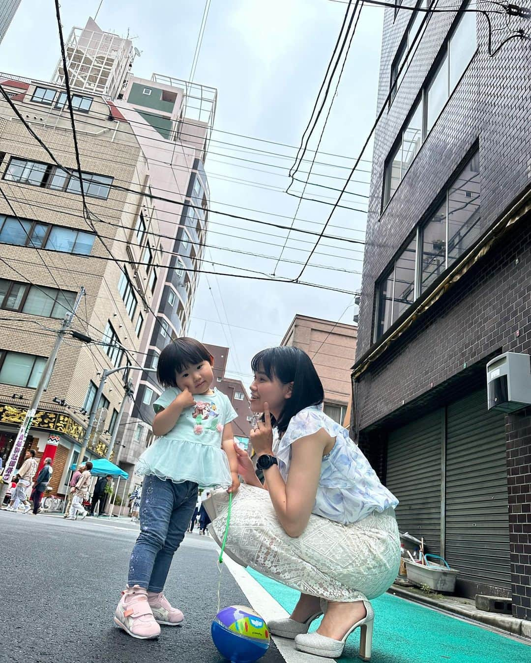 真麻のインスタグラム：「昨日は久しぶりに知り合いの住む地区でお祭り参戦しました✨あ、まぁ雨でほぼ家にいましたがʬʬʬ←お酒ひたすら飲んでた🤭お祭りの音や神輿担ぎの皆様など雰囲気で楽しみました😊💕コロナと妊娠出産もあり、数年ぶり…変わらず元気な皆様のお顔を見れてhappyでした〜✌️ ✩.*˚ 娘の習い事が午前中にあったんだけど、まず外出直前から出るのを嫌がり、持ってる物投げたり、ようやく下におりたのにタオルがないと泣きじゃくって…タクシー呼んでるのに勘弁してくれ😭っていうスタート…習い事はご機嫌に過ごしたけど、買い物中と移動の電車も降りないとか言って(T_T)靴履かないから抱っこで無理やり下車したりと💦最終的に下車した駅近くでメイクしたくて、ついでにアイス食べさせてコンビニのイートイン入ってたけど…タオルを投げてはタオル！って言うのを繰り返していい加減にしろってなってました😠不満なまま現地に着いたせいか、最初ギャンギャン泣いてる娘と、HP10くらいしかなくて疲れ果てた私とカオスな時間がしばし流れましたが…お世話になっている奥様に救われて(´；ω；｀)本当に先輩ママには感謝と尊敬です💓習い事の先生にイヤイヤが始まって泣かれていたとこを助けられた時も、娘が素直に言う事聞き始めたらホッとしたり複雑な気持ちで泣きそうになった日も。。日々1人で奮闘しているから、助けられた時は嬉しいけど自分じゃ何とか出来なかった〜って悲しくもなる😅結局さ、パパは毎日帰宅したとして夜だけで数時間したら子どもは寝る訳で…まずその数時間でイヤイヤになるってあんまりないから大変な時をそんな見てないよね💦全国のママさん、本当にお疲れ様です‼️今週も頑張りましょ💪✨ ✩.*˚ ✩.*˚ ✩.*˚ #祭り好きな人と繋がりたい  #祭り2023 #母と娘 #イヤイヤ期真っ只中 #イヤイヤ期突入 #1歳10ヶ月 #女の子ママとつながりたい #17歳差の妹 #高齢出産ママと繋がりたい」