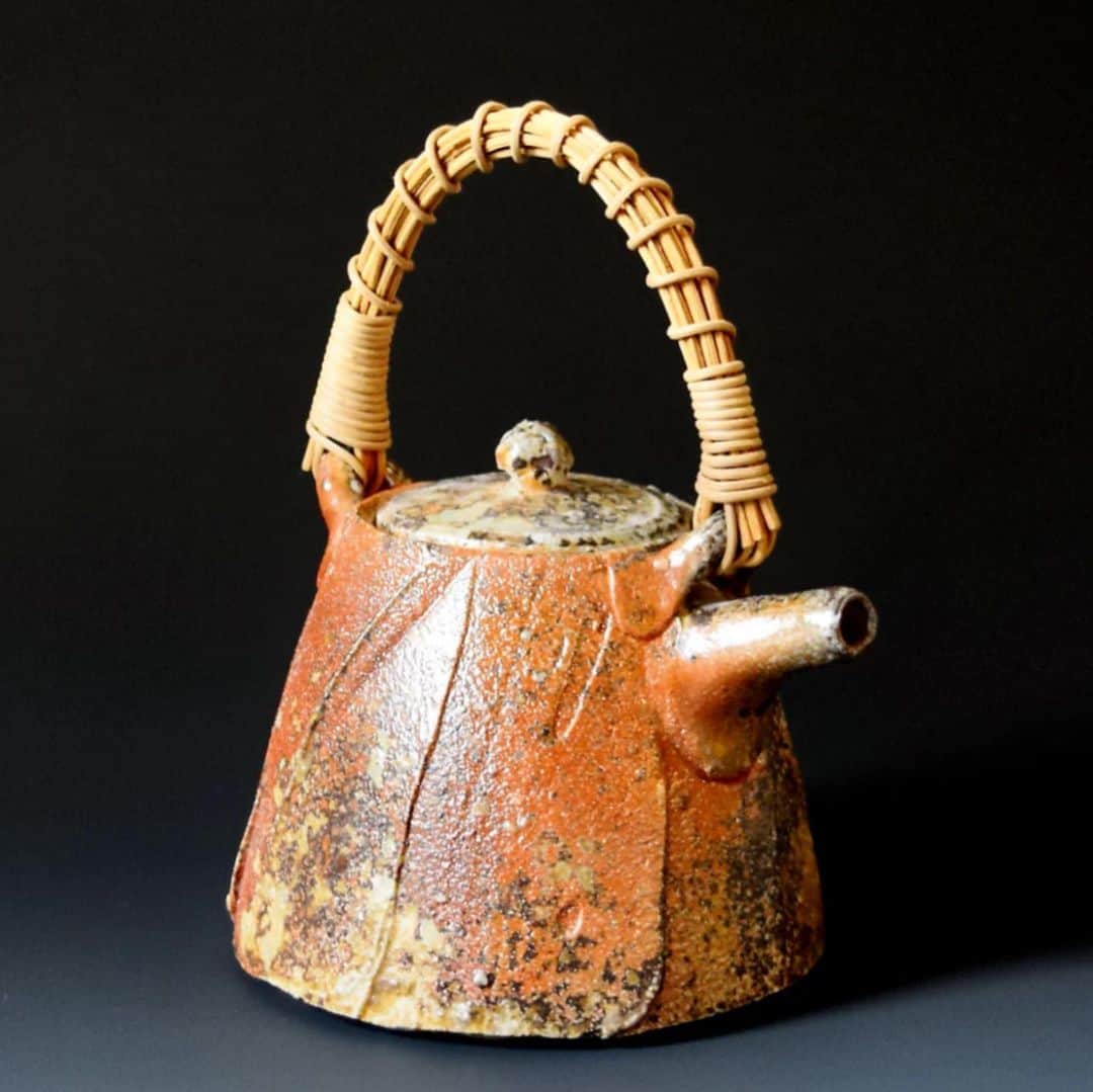 佐竹晃さんのインスタグラム写真 - (佐竹晃Instagram)「Wood fired teapot. - natural ash glaze.  薪窯　急須　自然釉 www.akirasatake.com  #teapot #急須 #yunomi  #湯呑み #湯呑  #akirasatake #akirasatakeceramics #clay #rada  #asheville  #tea #gallerymugen  #茶 #陶芸 #陶芸家  #佐竹晃 #ceramics #pottery #japanese #japanesepottery」6月12日 9時16分 - akirasatake