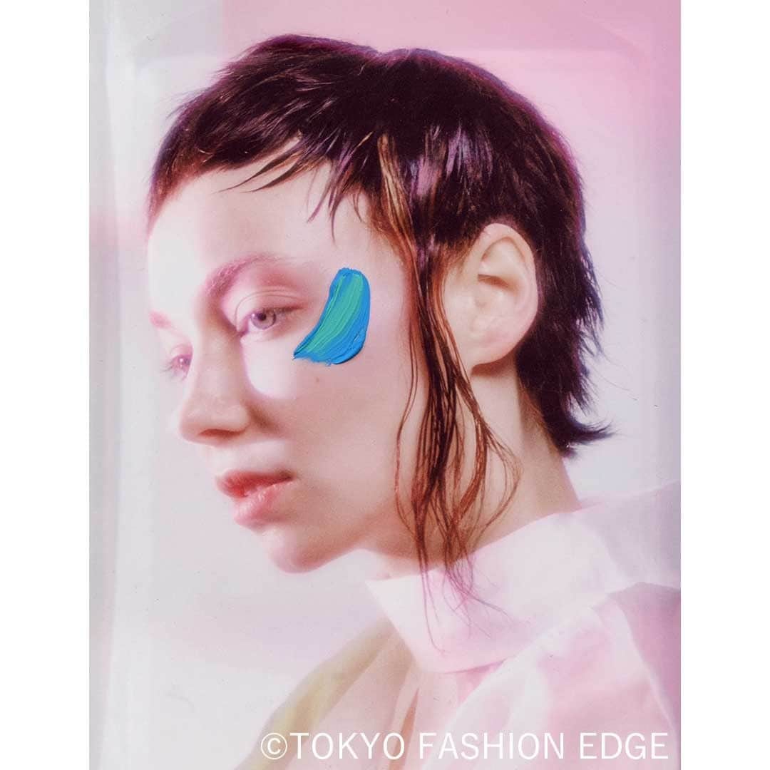 東京ファッションエッジ／プロフェッショナル東京さんのインスタグラム写真 - (東京ファッションエッジ／プロフェッショナル東京Instagram)「#ファッションエッジ 57号　好評発売中！  作品の一部をご紹介。  香西励 Hair make RECOLIA @KANISHI_TSUTOMU   公式オンラインストアでは、クレジットカード、アマゾンpay、コンビニ決済、キャリア決済など、お支払いも便利でスムーズ😄 お買い求めは弊社（https://beauty-gr.co.jp）まで🔍  ---------------------------------------------------- #東京ファッションエッジ　#tokyofashionedge #profeshionaltokyo #クリエイティブヘア#creative #クリエイティブヘアスタイリスト #creativehairstylist #hair #ヘアスタイル#hairstyle #ヘアカラー #haircolor #メイク #make #makeup #ファッション#fashion #美容師 #ヘアスタイリスト#hairstylist#hairstylistjapan #美容学生#modermsalon#colorsync#hairtransformation#hairinspo#hairofinstagram #美容学生と繋がりたい#fashionista」6月12日 9時17分 - tokyo_fashionedge_pro