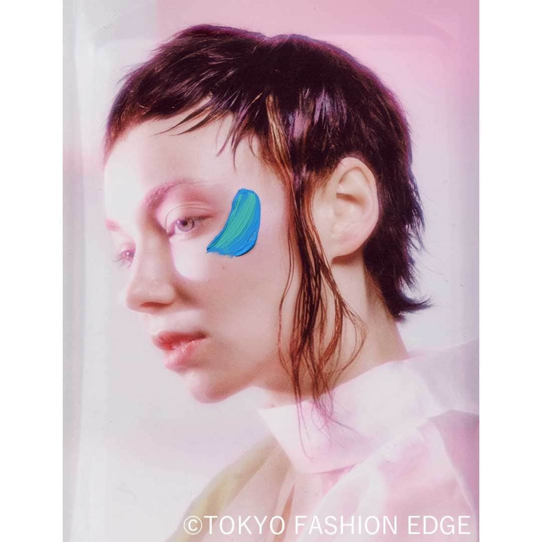 東京ファッションエッジ／プロフェッショナル東京のインスタグラム：「#ファッションエッジ 57号　好評発売中！  作品の一部をご紹介。  香西励 Hair make RECOLIA @KANISHI_TSUTOMU   公式オンラインストアでは、クレジットカード、アマゾンpay、コンビニ決済、キャリア決済など、お支払いも便利でスムーズ😄 お買い求めは弊社（https://beauty-gr.co.jp）まで🔍  ---------------------------------------------------- #東京ファッションエッジ　#tokyofashionedge #profeshionaltokyo #クリエイティブヘア#creative #クリエイティブヘアスタイリスト #creativehairstylist #hair #ヘアスタイル#hairstyle #ヘアカラー #haircolor #メイク #make #makeup #ファッション#fashion #美容師 #ヘアスタイリスト#hairstylist#hairstylistjapan #美容学生#modermsalon#colorsync#hairtransformation#hairinspo#hairofinstagram #美容学生と繋がりたい#fashionista」