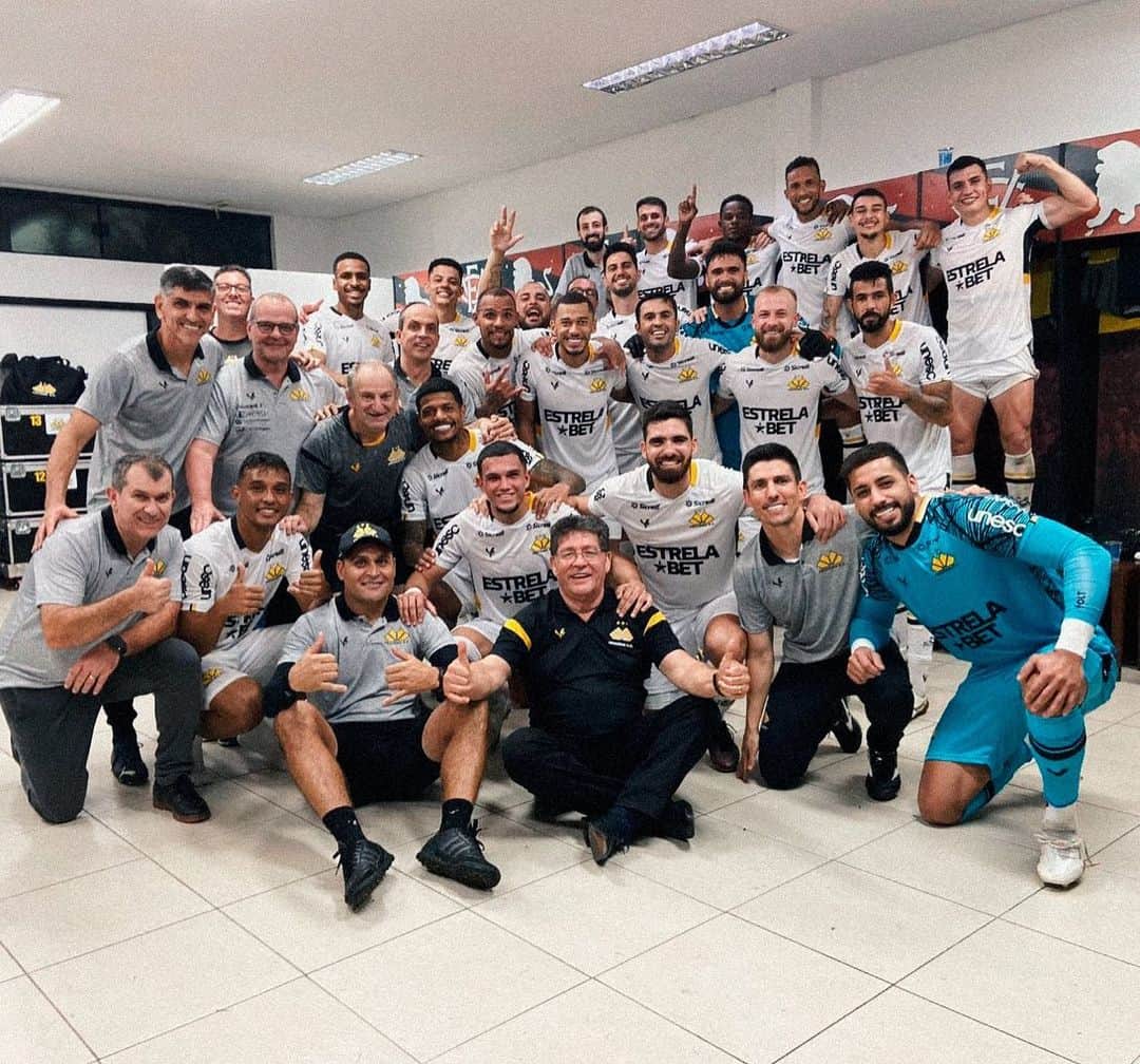 のインスタグラム：「Hoje demos mais uma demonstração que esse grupo é diferente! Com muito trabalho e Fé em Deus, tudo é possível. Parabéns a todos pela atuação! Vamos por mais, Tigre 💛🖤🐯  📸 Celso da Luz / @criciumaoficial」