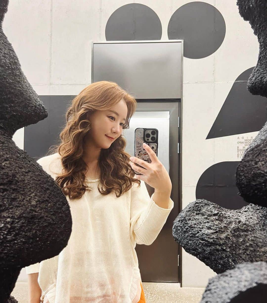 チェ・ジャヘのインスタグラム：「. 샵에서 지명이로 변신하고 나올때 찍는 #셀카존  @jina___jina 언니가 해준 두피관리 받고 나니 피곤할때 올라오던 두피 열감도 떨어지구 모발도 힘이 생긴듯하네👍 종종 받아야겠다  단발은 언제쯤 해볼수 있으려나 10년째 긴머리💇‍♀️ #지명이 #셀피」