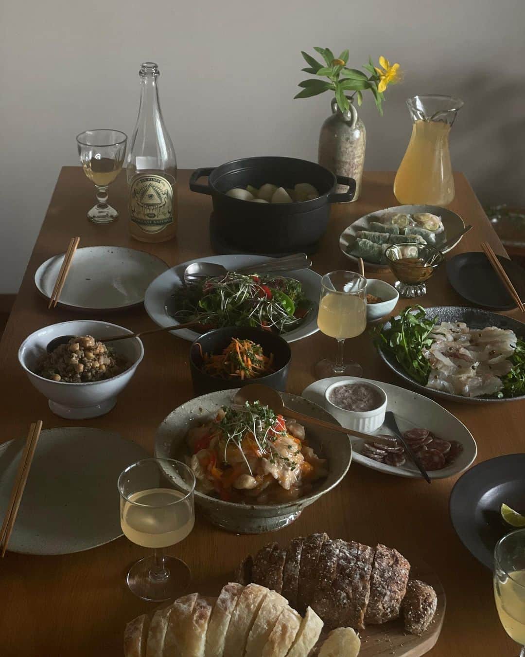 田中マヤさんのインスタグラム写真 - (田中マヤInstagram)「美味しくて楽しくて幸せな週末  @hirokoinaba さん亭へお呼ばれ。  美味しそう〜🤤 器からグラス、盛り付けも素敵すぎる〜✨  このお皿には、どの料理を盛ろうか〜。 マヤちゃんはこのグラスかな？😁 って選んでくれました✨ （器、グラスの作家さん達のタグ付けしました↓）  ⚫︎グラス @kakizakiglass  @miyooyabu  ⚫︎生春巻き＆南蛮漬け @miyagipottery  ⚫︎昆布締め @etsuji_noguchi  ⚫︎サラミ＆リエット @asukajuba  ⚫︎大葉もネギのブーラッター @sakakura_zen_emon  ⚫︎ひき肉とひよこ豆のスパイス炒め @astierdevillatte  ⚫︎人参の葉っぱのナムル @naotsuguyoshida   これはどうやって作ったの？ の連発😁 （次回のおつまみLIVEで作ろう🤭）  私はお土産に、ナチュールのスパークリングワインと平目の昆布締めを。  テーブルいっぱいに並ぶこの光景 幸せな気持ちになりますよね😌  あーだ、こーだ言いながら みんなそれぞれのキャラなのに 不思議とまとまる居心地の良さ🤣  美味しくて楽しい時間はあっという間！ そしてたくさん飲んで食べたね✨ ありがとう🤍  #お呼ばれ #幸せな週末 #乾杯 #食卓 #ありがとう」6月12日 9時27分 - tanakamaya__official