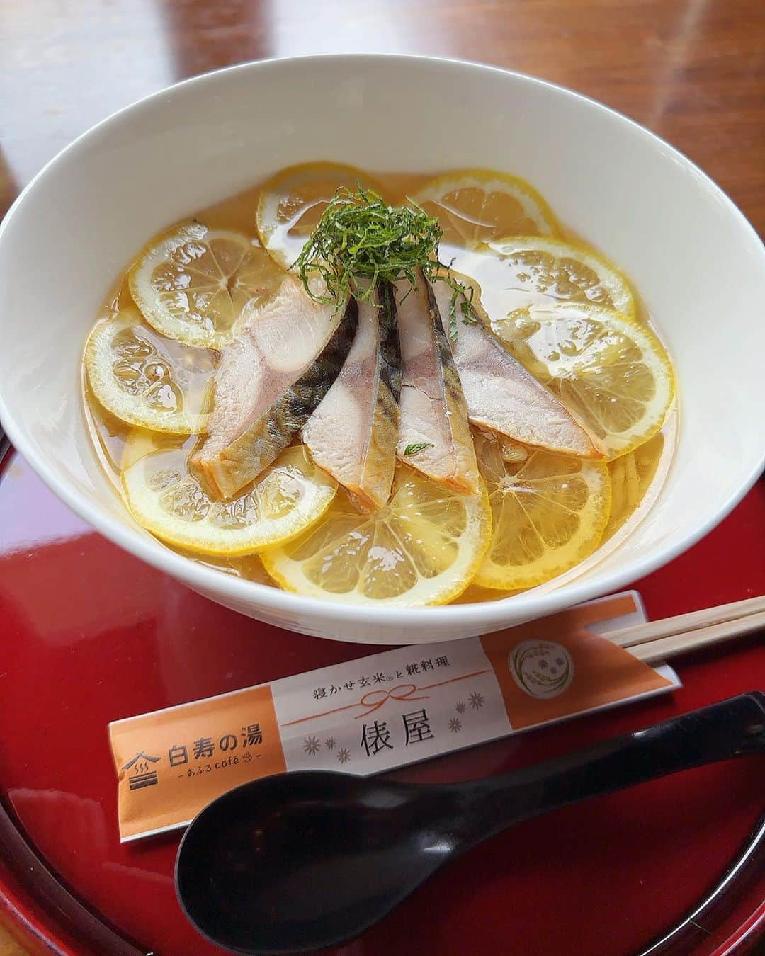 村田綾のインスタグラム：「おふろcafé 白寿の湯で、6月13日から始まる期間限定メニュー。  自家製塩糀スープの冷やしサバレモンラーメン🍋🍜  元々あるサバラーメンが美味し過ぎて！ ラーメン屋さんを出して欲しいと思っていたぐらいなんだけど♡  冷やしも…うめぇ(￣▽￣)  全粒粉麺が、サッパリしたスープとレモンに合う！！  温浴施設で食べられるのも最高過ぎるけど！ マジで！近所でラーメン屋やって欲しい🥹  #おふろcafé #おふろcafé白寿の湯  #サバラーメン #冷やしラーメン #ラーメン #飯テロ #塩糀 #発酵食品 #温泉サバ」