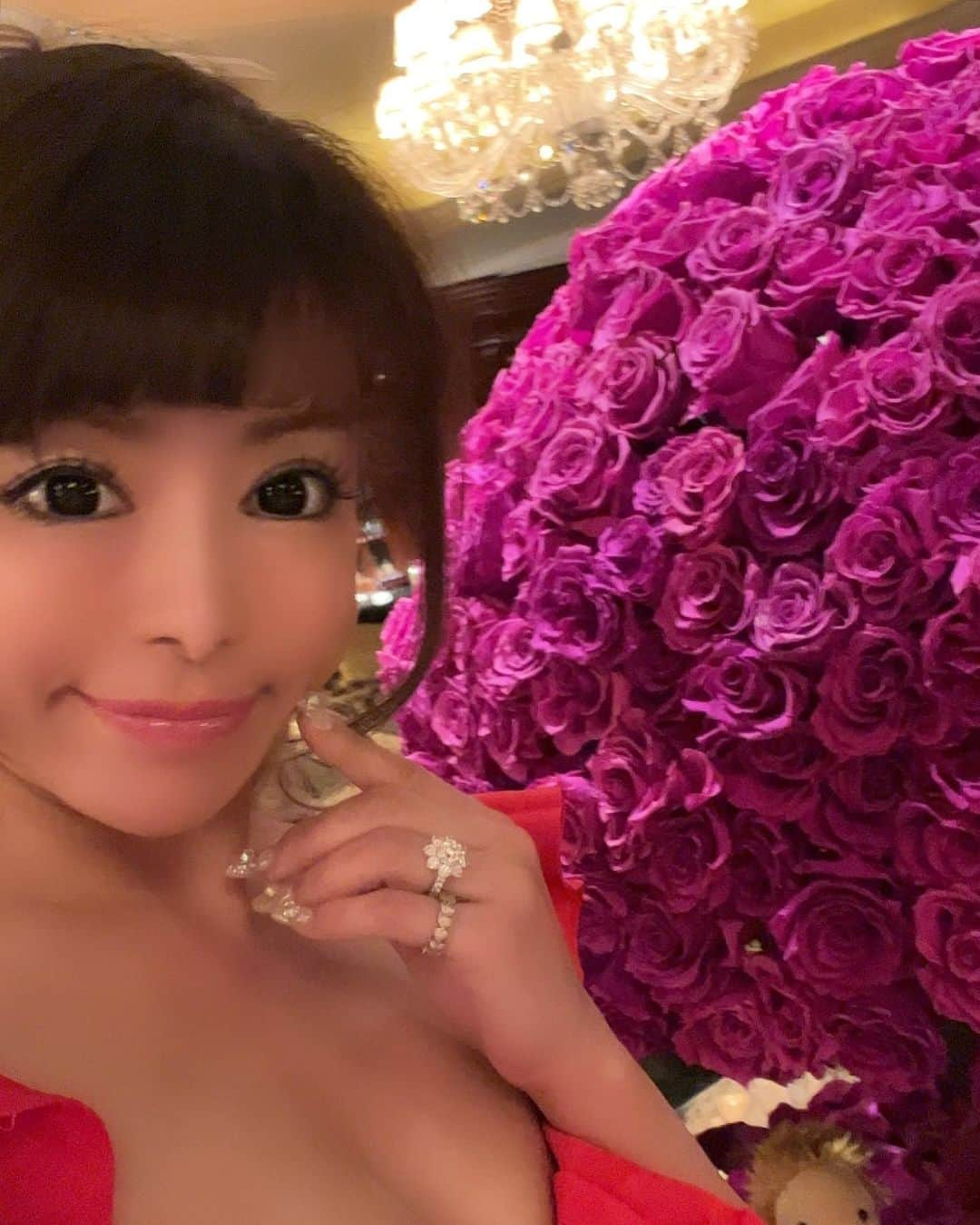 滝沢姫のインスタグラム：「自信がない...どうしたら自信でますか？ ⁡ ⁡ ⁡ よくご相談があるけど ⁡ 自信なんてなくて大丈夫。 ⁡ ⁡ ⁡ お姫様は王子様に ⁡ 守ってもらったらいいんだもん。 ⁡ ⁡ ⁡ ⁡ ⁡ でもね... ⁡ ⁡ 自分の気持ちに嘘ついたり誤魔化したり ⁡ 何かのせいにするのはもうやめようね。 ⁡ ⁡ ⁡ ⁡ ⁡ 自信なくてもいい...素直になろう✨ ⁡ ⁡ 素直なお姫様は愛されるよ💗 ⁡ ⁡ ⁡ ⁡ ⁡ ⁡ 💗プロポーズ118人 ⁡ 💗元No.1キャパ嬢　 ⁡ 💗愛され続けるお姫様学校代表10年目 ⁡ ⁡ 滝沢姫がお伝えしてる愛され姫メソッド✨ ⁡ ⁡ ⁡ 愛されたいお姫様フォローしてね💗 @hime.takizawa  ⁡ ⁡ ⁡ ⁡ 愛され続けて大切にされる ⁡ 女性になれるように導いていくので ⁡ 一緒に学んでいきましょう✨ ⁡ ⁡ ⁡ ⁡ ⁡ ⁡ #愛される#愛される女性#素直  #素直になれない #素直な心  #素直になりたい #素直な気持ち  ⁡ ⁡ ⁡ ⁡ ⁡ ⁡ ⁡」