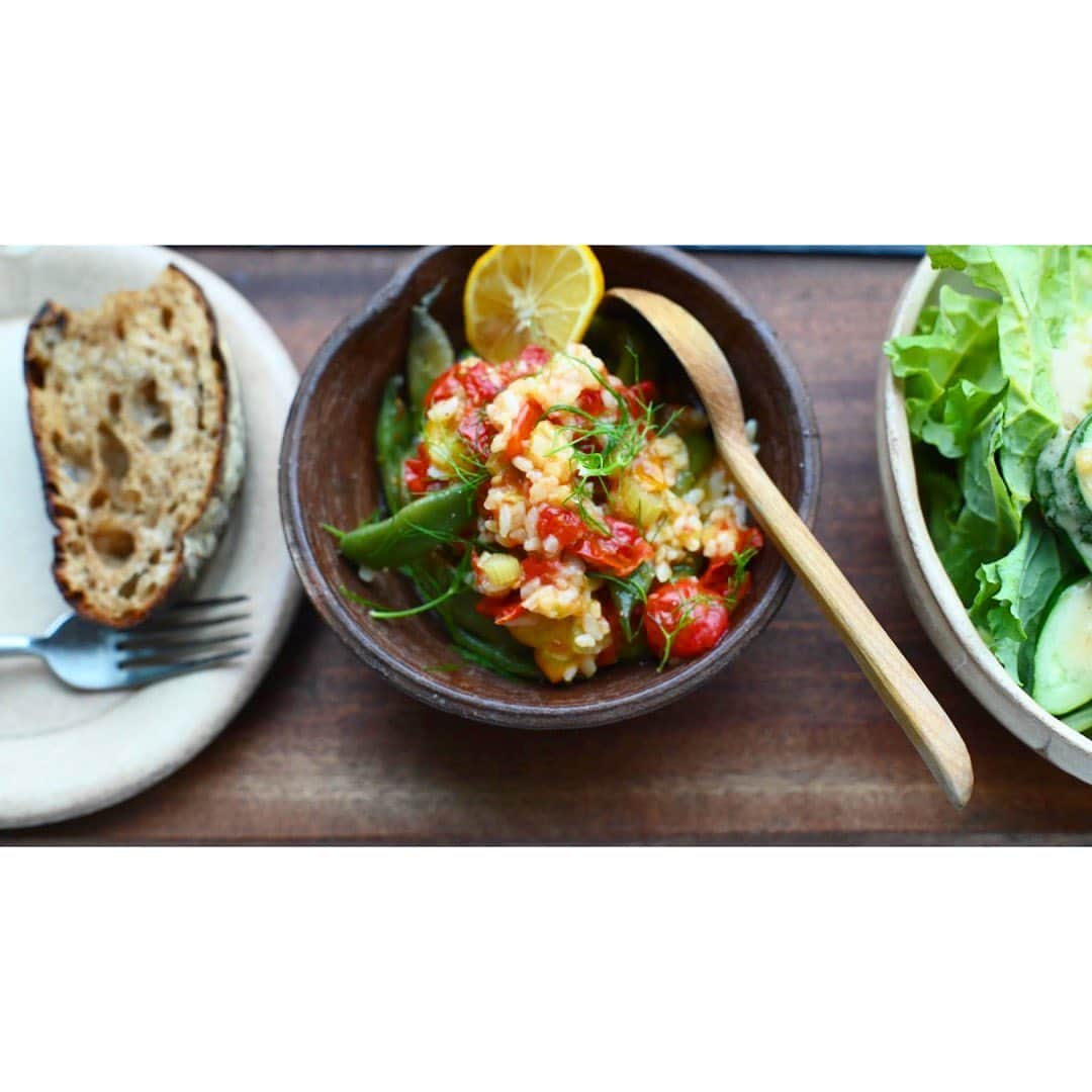 のインスタグラム：「vegetable  お鍋の底に少し残ってしまうお米は 翌朝に野菜と一緒に蒸し煮にして頂く。 朝食の優しい一品になります  そして新鮮なとびきり美味しい野菜を シャキシャキモリモリ食べる。 頭もスカッとする。 味付けはレモン、塩、オリーブオイル、クミン、生コショウ  雨 これから暑い暑い夏がやってくるかと思うと有難い。水やりをしなくてすんでいるベランダの植物を眺める。  #ファームベジコ#長崎さんの胡瓜#homemaker##清水果樹園の檸檬#」