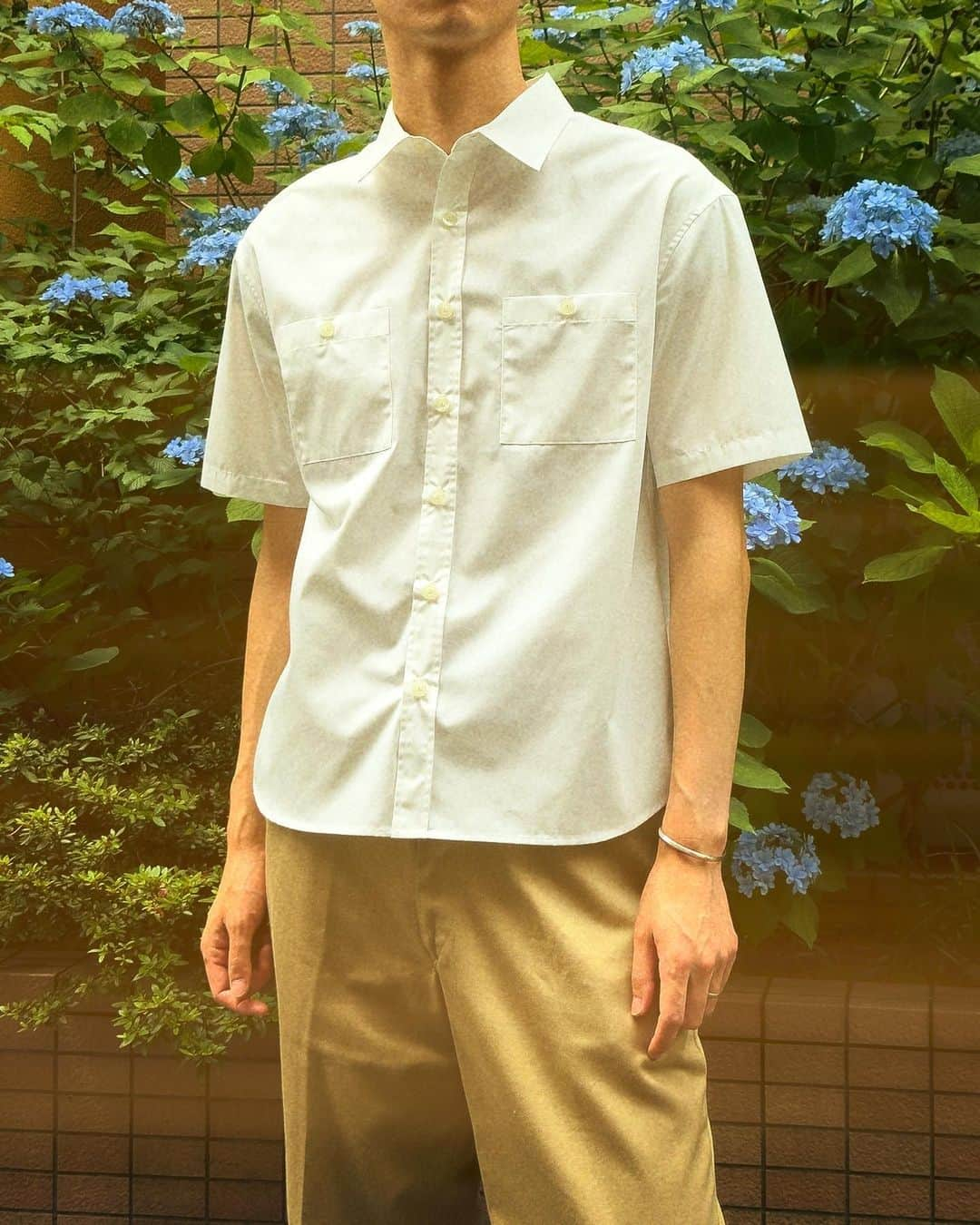 マージンのインスタグラム：「[ t/c high count broad work shirts s/s ]  シワになりにくい素材のノーアイロンで着られる半袖ワークシャツ  size: 44.46.48  color: white / black / beige / olive  material: polyester 65% , cotton 35%  product code: 2321-005  プロフィールのショップURLへ→ . . . . #magine #mensfashion #メンズファッション #真夏コーディネート #コーディネート #トレンドコーデ #半袖シャツ #ワークシャツ #半袖コーデ」