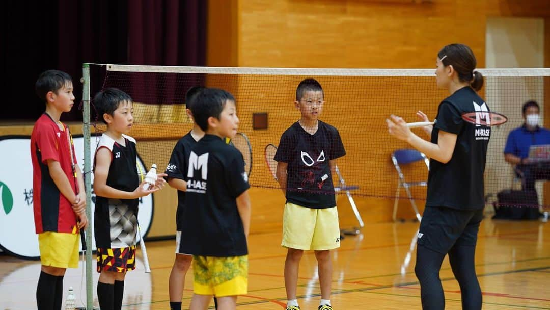 髙橋礼華さんのインスタグラム写真 - (髙橋礼華Instagram)「. . 3回目のM-BASE🏸🏸 . みんなのことも段々わかってきて藤井さんと2人でこの子はこうだな、ああだなと話すのが毎回楽しくてあっという間の1日✨ . . 月に一回という限られた時間の中で全力で頑張ってくれる選手たちをみると全員全小に行かせたい！という気持ちでこちらも身が引き締まります😤 . . 私が現役時代に選手のことを信じて全力で指導してくれたテイさんのように熱い気持ちを持って私も頑張ります👊👊 . . 今月末には近畿大会に出れるかどうかが決まる奈良県のシングルスの大会があります！！ アカデミーの中にはダブルスで出る子もいますがまずはシングルスに出るみんなが結果関係なく今までやってきたことを出し切れるといいなと思います😊⭐️ . . みんなならできる！ 継続は力なり！ ポジティブ！！ . . #mbase #badmintonacademy  #藤井瑞希 #高橋礼華 #継続は力なり #ポジティブ #自分たちの大切にしてる言葉 #私は久しぶりにシングルスしたよ #筋肉痛 #最後の写真はピースじゃないよ #2コートってしてるよ」6月12日 9時51分 - ayataka419