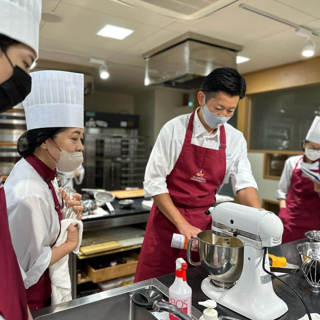 赤堀製菓専門学校さんのインスタグラム写真 - (赤堀製菓専門学校Instagram)「業界コラボ特別授業❕ 生クリームなど乳製品を扱う #中沢乳業 のパティシエ 👨🏻‍🍳畑田シェフに起こし頂き特別授業を実施しました✨⭐️💫🔆  #フェルマンタシオン  #フロマージュクリュ   という2種類の#チーズケーキ を作りました！ 生クリームを始めとした乳製品の扱い方を学びました！  #赤堀製菓専門学校 #パティシエ #パティシエ科 #パティシエ実践科 #専門学校 #進路 #お菓子作り  #専門学生 #製菓実習 #製菓専門学校 #専門学生の日常 #プロを目指す #製菓 #将来の夢 #パティシエの卵 #お菓子作り好きな人と繋がりたい #スイーツ好きな人と繋がりたい #楽しい学校 #製菓学生 #お菓子作り記録 #ケーキ屋さん #パティシエカメラ部  #スイーツ作り #ウェディングケーキ  #チーズケーキ部 #レアチーズケーキ」6月12日 9時55分 - akahoriseika