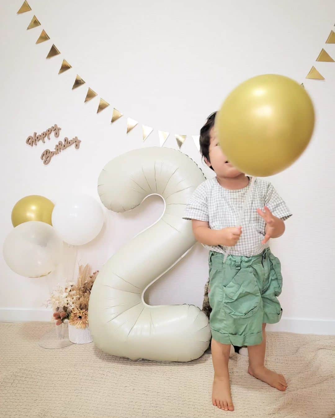 石関友梨さんのインスタグラム写真 - (石関友梨Instagram)「じっ…となんて出来きるわけがない😂⁡⁡⁡ ⁡ ⁡ #魔の2歳児 #Birthday #バースデーフォト  #静止画撮るのも一苦労  #みんなどうやってんのさ ⁡」6月12日 9時56分 - yurimorico