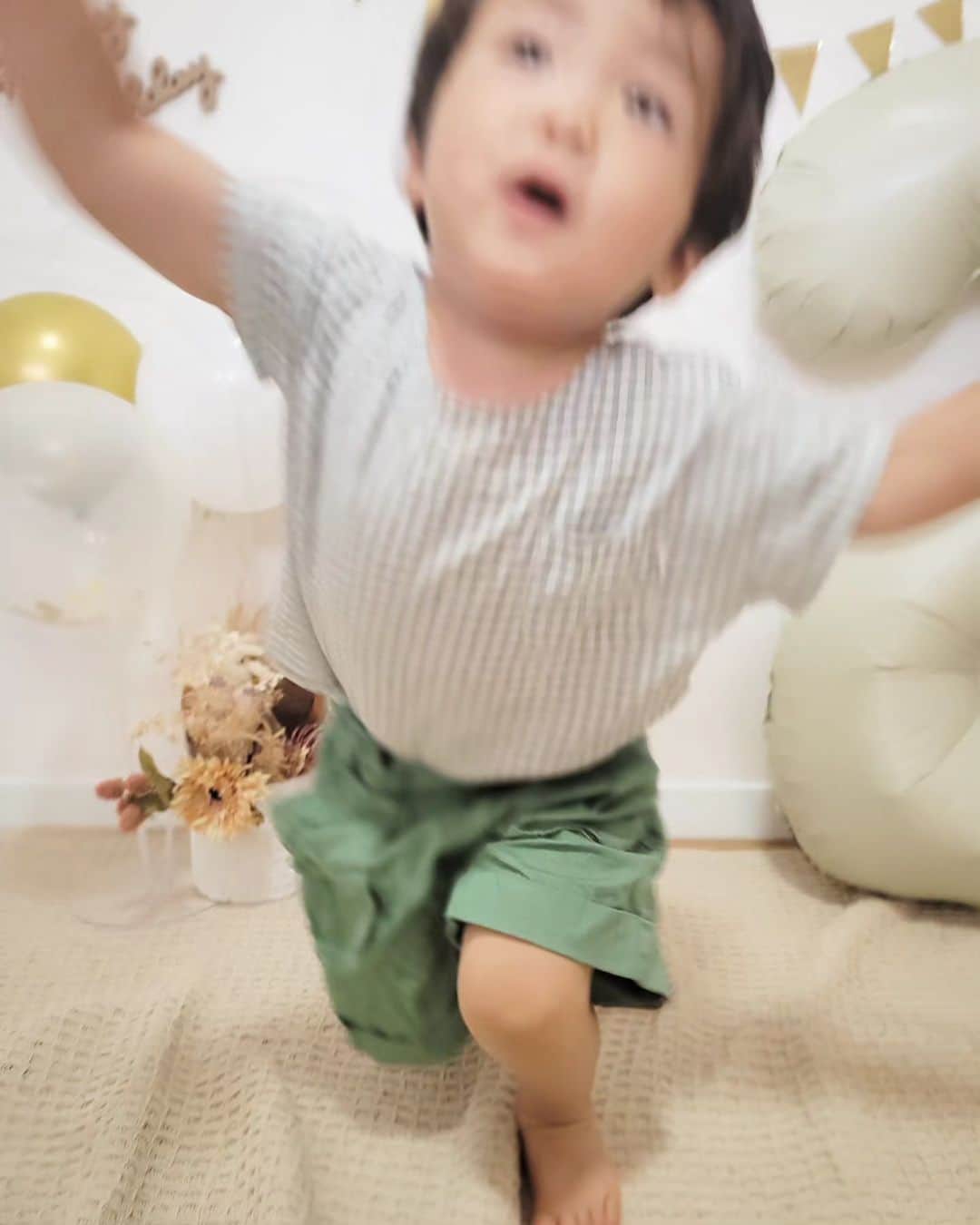 石関友梨さんのインスタグラム写真 - (石関友梨Instagram)「じっ…となんて出来きるわけがない😂⁡⁡⁡ ⁡ ⁡ #魔の2歳児 #Birthday #バースデーフォト  #静止画撮るのも一苦労  #みんなどうやってんのさ ⁡」6月12日 9時56分 - yurimorico