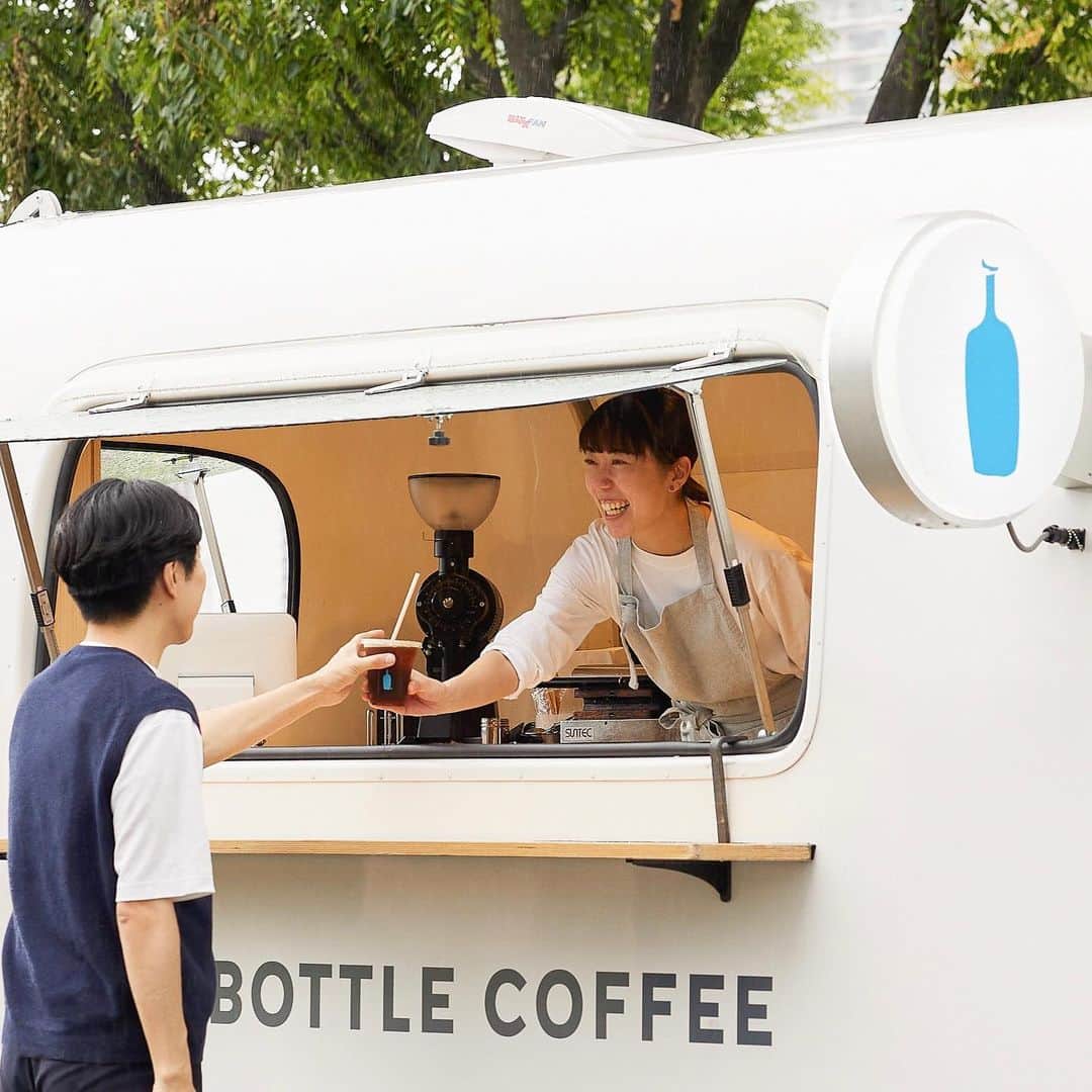 Blue Bottle Coffee Japanさんのインスタグラム写真 - (Blue Bottle Coffee JapanInstagram)「「ブルーボトル コーヒートラック」が福岡・警固神社に再出店！💙⁠ ⁠ 6月26日(月)より期間限定で、福岡市・警固神社へブルーボトルコーヒー トラックを出店させていただきます。⁠ ⁠ ⁠ 2 回目の出店となる今回は、暑くなってきた季節にぴったりのすっきりフローラルな「オレンジブロッサム ラテ」と、コーヒートラックをモチーフにした「キーチェーン- コーヒートラック -」を新たに発売いたします！✨⁠ ⁠ どちらもコーヒートラック限定なので、ぜひお見逃しなく👀✅⁠ ⁠ ⁠ 地元の方に愛され、歴史ある警固神社にコーヒートラックを再出店することができ、感謝の気持ちでいっぱいです。⁠ ⁠ 福岡でみなさまにまたお会いできるのをバリスタ一同楽しみにしております！⁠ ⁠ ⁠ ーーーーーーーーーー⁠ ブルーボトル コーヒートラック 警固神社⁠ 期間：2023年6月26日(月)〜7月23日(日)⁠ 場所：〒810-0001 福岡県福岡市中央区天神2-2−20 警固神社 境内⁠ 営業時間：10:00−18:00⁠ ーーーーーーーーーー⁠ ⁠ ⁠ ⁠ #警固神社⁠ #ブルーボトルコーヒートラック⁠ #ブルーボトルコーヒー⁠ #BlueBottleCoffeeTrucK⁠ #BlueBottleCoffee」6月12日 10時00分 - bluebottlejapan