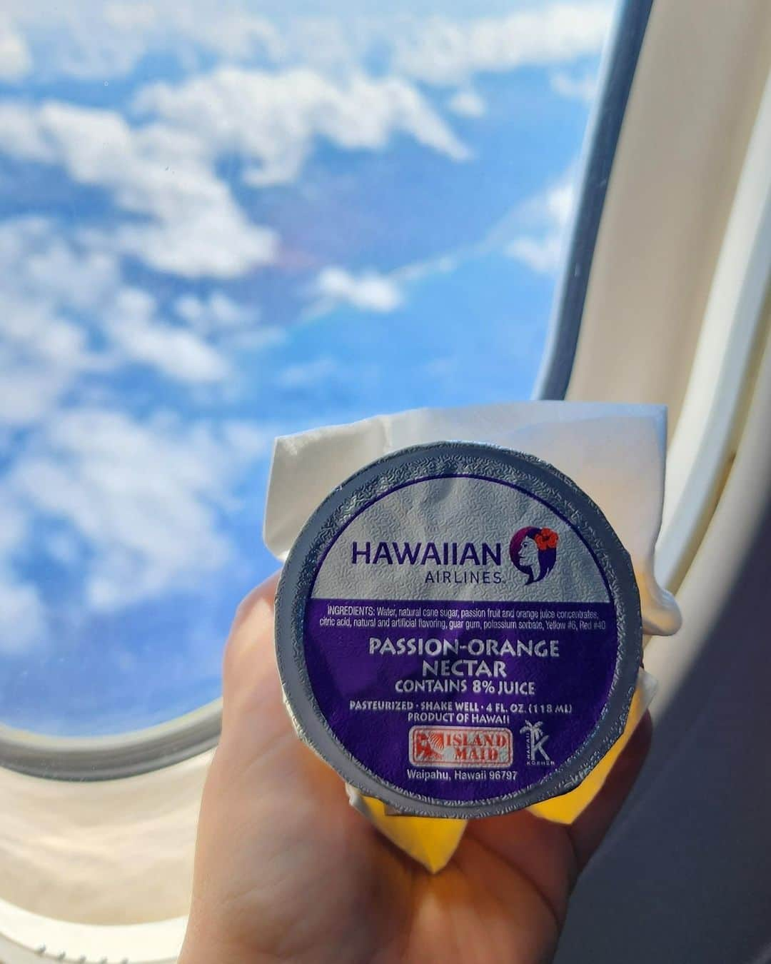 ハワイアン航空さんのインスタグラム写真 - (ハワイアン航空Instagram)「Aloha kakahiaka!  朝は#POG （Passion, Orange, Guava）でハワイ気分🌺 今週の#ブルーマンデー はハワイ諸島上空からお届け💙  📷 by @cbswizzle  #MondayBlues #機内サービス #ハワイアン航空 #hawaii  #飛行機好きな人と繋がりたい」6月12日 10時00分 - hawaiianairlinesjp