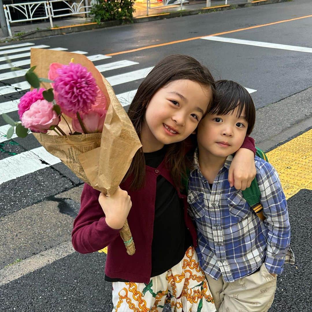 中岡由佳さんのインスタグラム写真 - (中岡由佳Instagram)「❇︎ クラスメイトのバレエ発表会にお花を持って駆けつけた日曜日、帰りにお花をいただいた💐 #flowers  #lovely #8y10m  #6y2m」6月12日 10時05分 - yuka_nakaoka