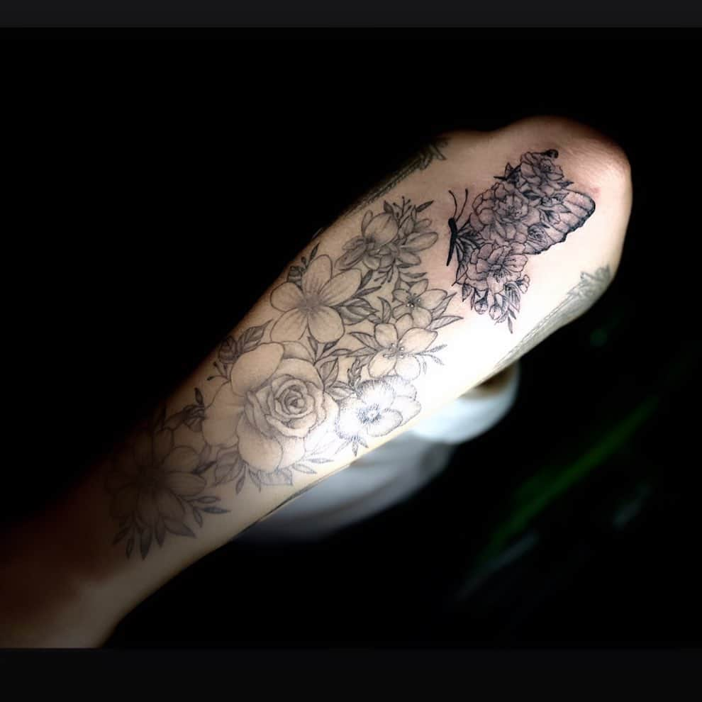 彫音reemisamaさんのインスタグラム写真 - (彫音reemisamaInstagram)「#花  #蝶 #刺青 #tattoo #和彫り #洋彫り #アートメイク #女彫師 #彫師 #八王子 #東京 #神奈川 #相模原 #Japanesetattoo  #irezumi #tattoogirl #彫音 #ガールズタトゥー #hiphop #Chicano #ワンポイント  #関東 #realstictattoo #刺青女子」6月12日 10時05分 - horioto_tattoo