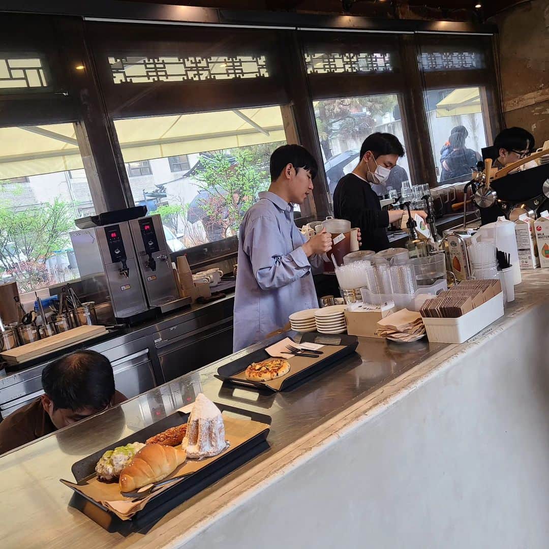 今堀恵理さんのインスタグラム写真 - (今堀恵理Instagram)「韓国ソウルで人気のベーカリーカフェのCAFE ONION   @cafe.onion   雨でも朝から１時間待ちでした❗韓屋をリノベーションしたハイセンスな空間  Pandoro（パンドーロ）と言う粉糖のとんがり帽子が特徴の発酵菓子 これまた食べたくなる美味しさ❤ 他のパンも全部美味しいの 韓国の伝統家屋を使ったお店で美味しいパン😊😊 そりゃあ流行る  私のコーデ BEACH VACAY WITH SHEIN ALL SUMMERキャンペーンの @shein_japan  @sheinofficial   ニットで動きやすいワンピース12885189 クーポン【JBV12】〜6月末日 お買い上げ金額1～5,999円まではセール価格より15%OFF、6,000円以上は20%OFFが適用  #cafeonion #ソウル旅行 #ソウルカフェ #カフェオニオン #soul #SHEINbeachvacay #SHEINswimvibes #SHEINforAll #ad#SHEINpartner」6月12日 10時16分 - eriimahori