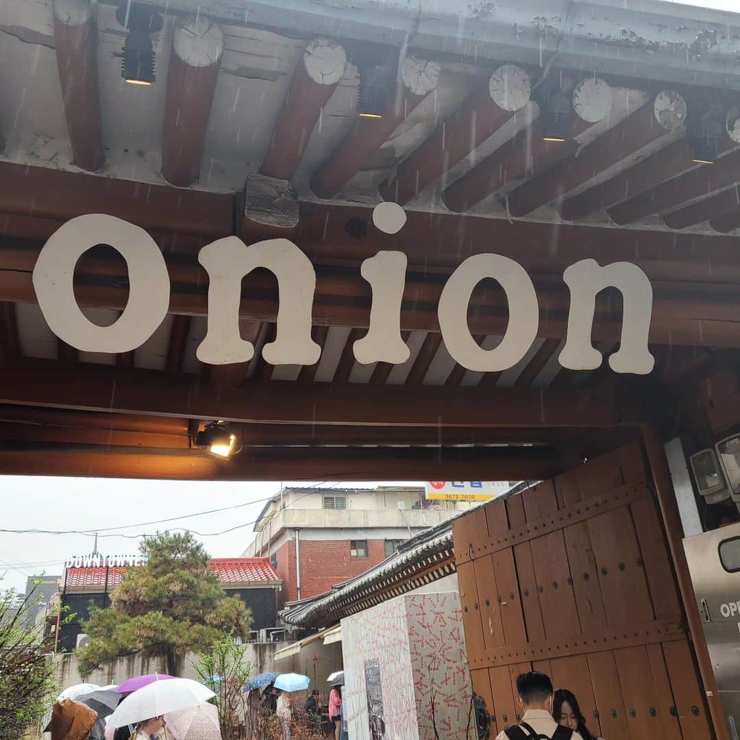 今堀恵理さんのインスタグラム写真 - (今堀恵理Instagram)「韓国ソウルで人気のベーカリーカフェのCAFE ONION   @cafe.onion   雨でも朝から１時間待ちでした❗韓屋をリノベーションしたハイセンスな空間  Pandoro（パンドーロ）と言う粉糖のとんがり帽子が特徴の発酵菓子 これまた食べたくなる美味しさ❤ 他のパンも全部美味しいの 韓国の伝統家屋を使ったお店で美味しいパン😊😊 そりゃあ流行る  私のコーデ BEACH VACAY WITH SHEIN ALL SUMMERキャンペーンの @shein_japan  @sheinofficial   ニットで動きやすいワンピース12885189 クーポン【JBV12】〜6月末日 お買い上げ金額1～5,999円まではセール価格より15%OFF、6,000円以上は20%OFFが適用  #cafeonion #ソウル旅行 #ソウルカフェ #カフェオニオン #soul #SHEINbeachvacay #SHEINswimvibes #SHEINforAll #ad#SHEINpartner」6月12日 10時16分 - eriimahori