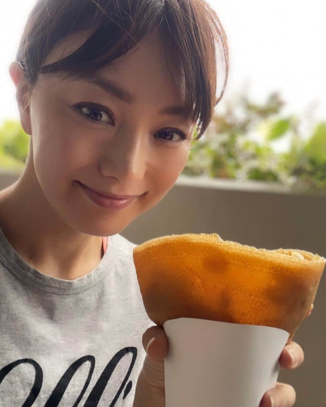 蛯原英里さんのインスタグラム写真 - (蛯原英里Instagram)「ずっと気になったいた @yamaguchicrepe に行ってきました⭐︎  ホイップ　キャラメル　アーモンドに バナナをトッピング✌️  しっかりとしたホイップクリームでしたが 甘すぎず予想を裏切らない美味しさ  そして、生地が主役のクレープ屋さんと いうだけあってこの生地がまた美味しいかった〜！ （本当この生地だけでも何枚もいける！）  その生地は、無農薬小麦、全粒粉、ギーなどを使っているそう。  ギーって聞きなれないですが… 無塩バターをゆっくり煮詰めて 不純物を取り除いたオイルだそうで アンチエイジングや消化促進にも効果が あるみたい✴︎  私は、大きいサイズをペロッと 食べてしまいました  かむちゃんは、バニラアイスを それはそれは美味しそうに食べて 鼻の頭にもアイスついてるし〜  そして、終わった瞬間「寒い〜」って なんじゃそりゃ〜（笑）  #crepe  #ヤマグチクレープ  #生地も美味しい  #ハマる美味しさ」6月12日 10時16分 - eriebihara