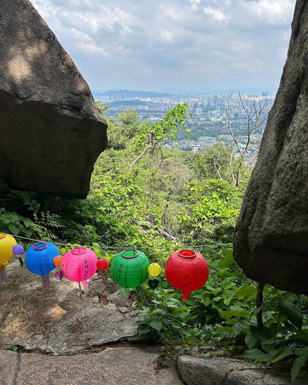 비비さんのインスタグラム写真 - (비비Instagram)「1일 2산 뭉게구름 무무대 #인왕산 #남산 💚🩵」6月12日 10時16分 - baglevivi