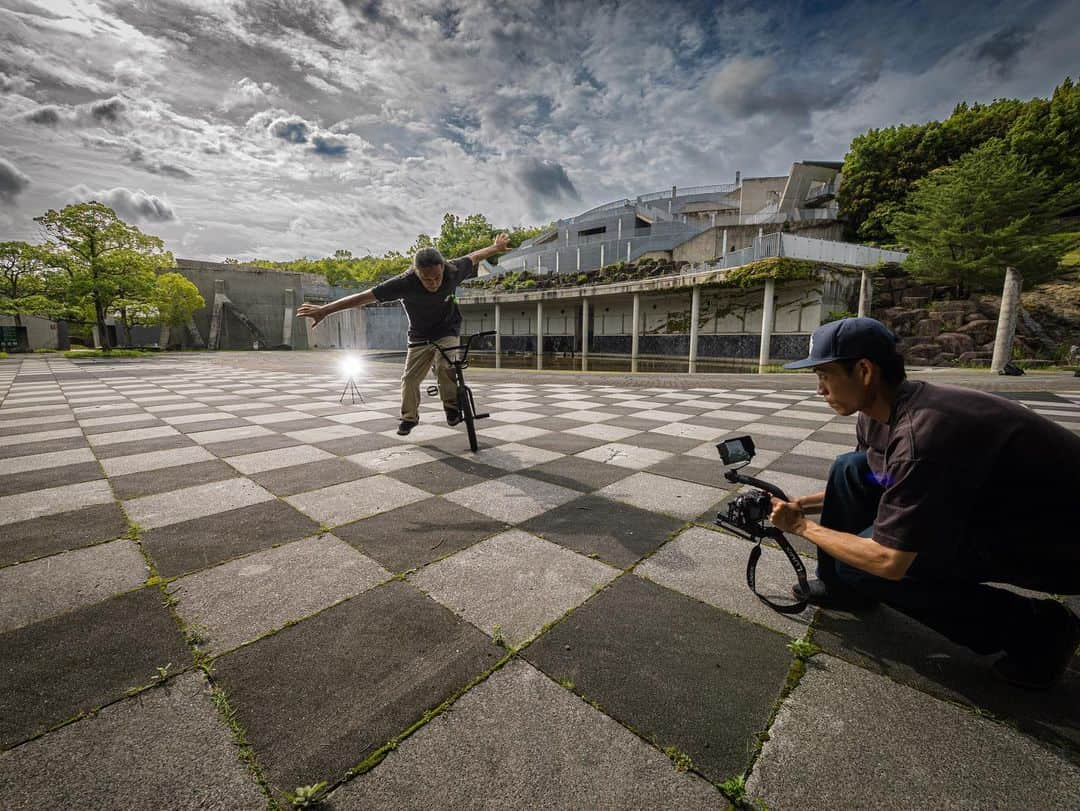 宇野陽介さんのインスタグラム写真 - (宇野陽介Instagram)「自分の機材は、　@lumixjapan  のGH 6   マイクロフォーサーズなら、超コンパクトに機材をまとめれるから。BMXと機材を同時運ぶ事が絶対的。  @sk131043  と、KICK OUT 当たり前のストリートで、セッション📽️  #aresbikes #bmx #flatland #freestylebmx #streetculture  #photography  #photographer  #Lumix #microfourthirds  #dvsshoes  #madbunny #ug」6月12日 10時13分 - yorkuno