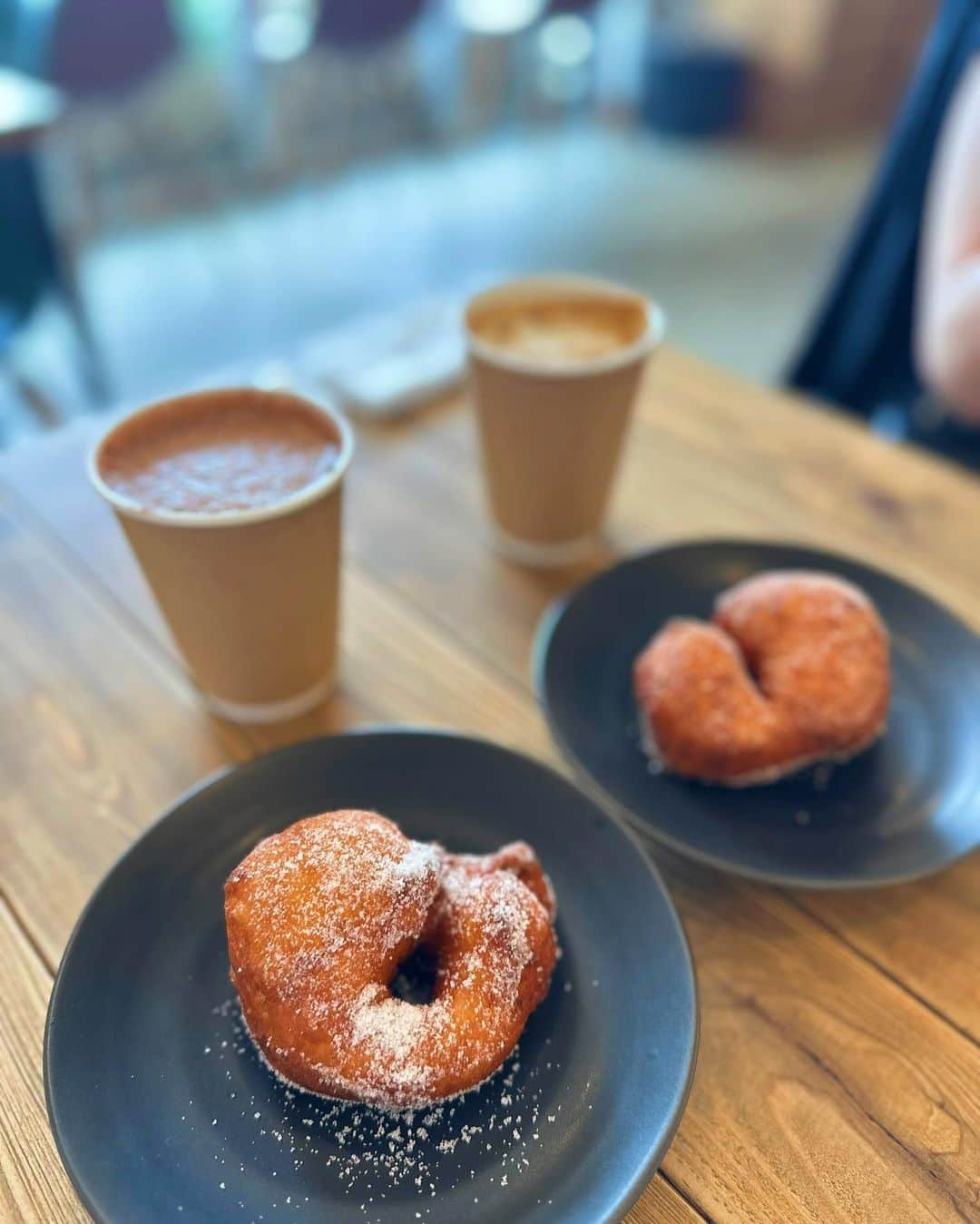 AIさんのインスタグラム写真 - (AIInstagram)「ふわっふわドーナッツ🍩❤️ ＊ ＊ 軽くて何個も食べれちゃう危険なドーナッツ🤭⚠️笑  #沖縄 #沖縄旅行 #gw #gw旅行 #ウミカジテラス #瀬長島 #アグネスカフェ #マラサダ #マラサダドーナツ #コナコーヒー」6月12日 10時24分 - ai.0909.ai