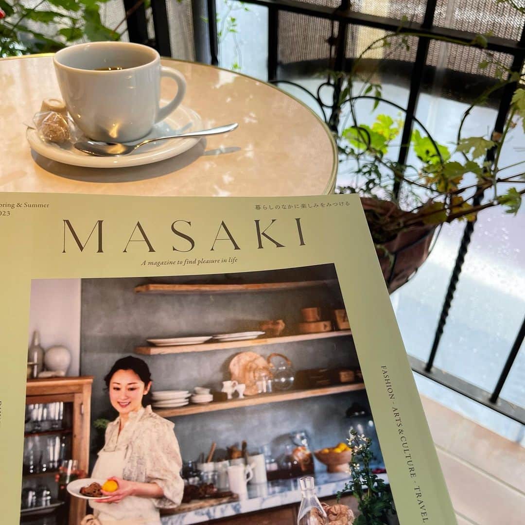 中山由香のインスタグラム：「・  personal magazine  MASAKI  vol.2  @masaki__personal_magazine_   vol.2もため息がでるほど素敵で  じとじと雨が贅沢な時間になりました☕️  今すぐ作ってみたいレシピもたくさんで  あれこれ膨らんだ妄想は  まずキッチンの整理整頓に注ごう😑  やっぱり雅姫さんは日常を彩る天才🫧 @mogurapicassowols   新刊おめでとうございます🌼  #雅姫#MASAKI #masaki#扶桑社 #素敵な先輩」