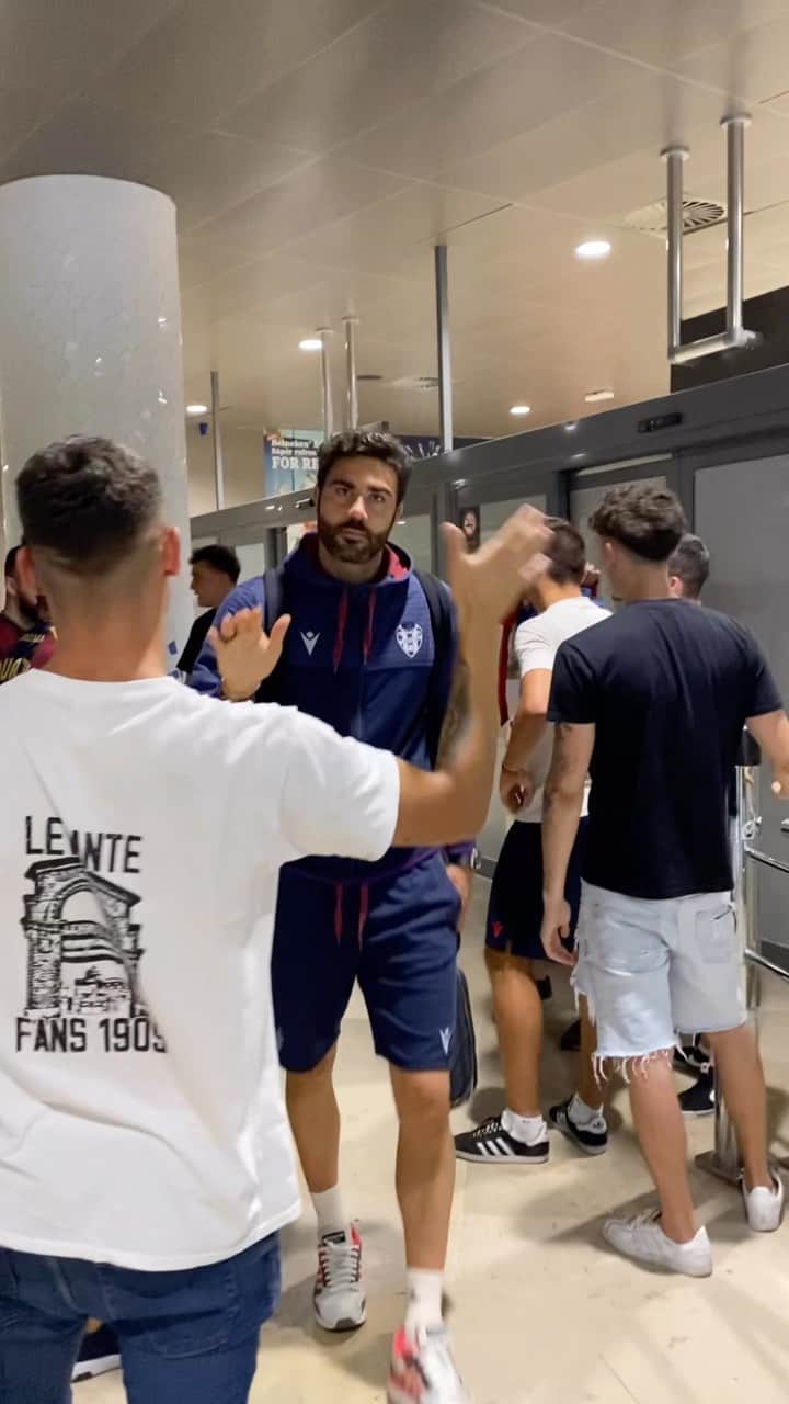 レバンテUDのインスタグラム：「3:04 💙❤️ • @grupomarcosautomocion @macron @sesderma @baleariaferry @amstel_es @cocacola_esp」
