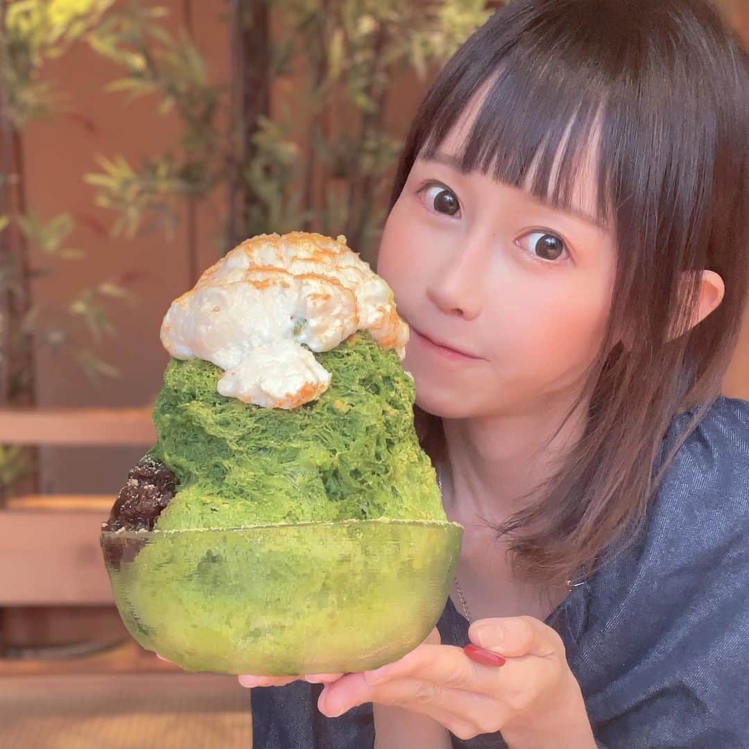 おごせ綾のインスタグラム：「新潟駅前にオープンした「かき氷専門店 田村屋🍧」さん✨  ばえ！✨すごい😍❤️ こんもりのかき氷にエスプーマがたっぷり❤️  氷がふわふわで、口に含むと一瞬でなくなっちゃう🤤 だからしっとりエスプーマとの相性が最高🥺✨  抹茶シロップが超本格的でびっくり😲 厳選した村上茶ブレンドのパウダーを使ってるんだって。  いちごシロップは、お鍋でじっくり煮詰めたジャムみたいに濃厚🍓✨ 甘酸っぱいイチゴとほんわり甘いエスプーマ、間違いなく最強コンビ😋  新潟駅前にこんなにばえる美味しいかき氷専門店ができてめっちゃ嬉しい！🥰  ▶ かき氷専門店 田村屋さん 新潟県新潟市中央区東大通1-2-9 2F 土日 11時〜16時（15時30分 L.O.）  @tamuraya_kakigori  #かきごおりすと #かき氷#かき氷好きな人と繋がりたい #新規オープン #新潟かき氷 #新潟スイーツ #新潟グルメ #新潟駅#万代 #朱鯱新潟駅前店」