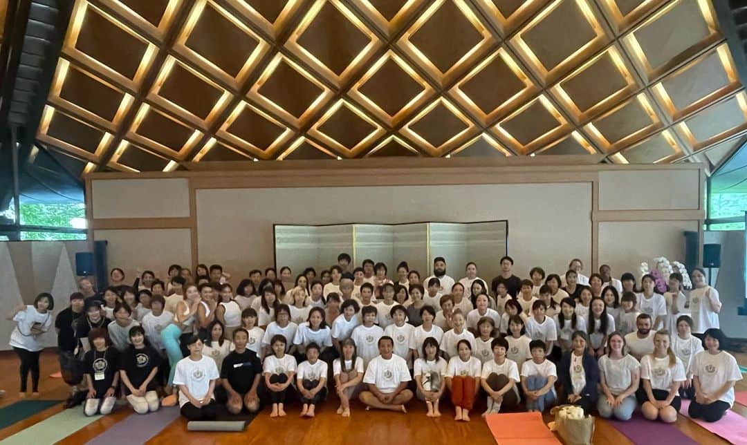 Ken Harakumaのインスタグラム：「ケンハラクマのアシュタンガヨガセラピークラス❤️❤️❤️ @yogaday.kanto  ご参加いただいた皆さん、運営事務局関係者の皆さん、ありがとうございました❣️ @international_yoga_center  #日光東照宮  #ヨガイベント  #アシュタンガヨガ  #ケンハラクマ  #マインドフルネスヨガ  #国際ヨガデー」