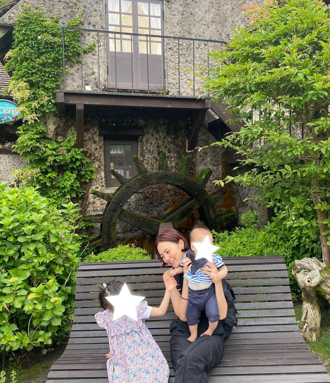 浅見れいなさんのインスタグラム写真 - (浅見れいなInstagram)「先日40歳になりました😳😂 DMとかメッセージ頂いたみな様ありがとうございます🙏 遂に40代に突入ー❣️ 私の周りの40代のお友達はとにかく楽しそうで、私も遂に仲間入り😜 シワも増え〜シミも増え〜確実に歳は重ねておりますが、 気持ち的にはなんだか肩の力が抜けて楽になった。 この感覚分かる方いますか？！w さー！40代子育てに、仕事に、自分にパワフルに動きたい！ できる気がしてならない💪 今年も沢山笑い皺を増やしたいと思います😂 中々インスタも更新できていませんが、これからもよろしくお願い致します🙏」6月12日 10時29分 - reina_asami