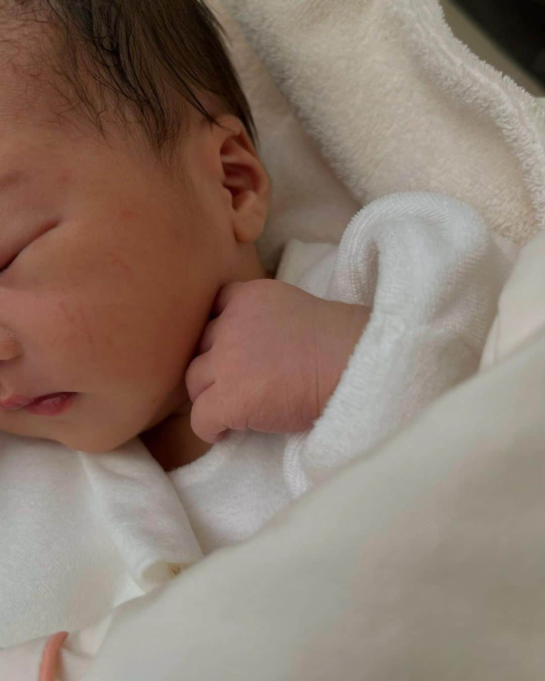 Airi Shibuyaのインスタグラム：「Just born. . 2023.6.11(sun) 15:20pm 3044g  予定日ぴったりに生まれてきた我が子👶🏼💕 . 母子ともに元気です😌 . . パパママのところに生まれてきてくれてありがとう🥹💕 . ママ頑張ります🤱 . #justborn#女の子ベビー#新生児#赤ちゃん#出産報告」