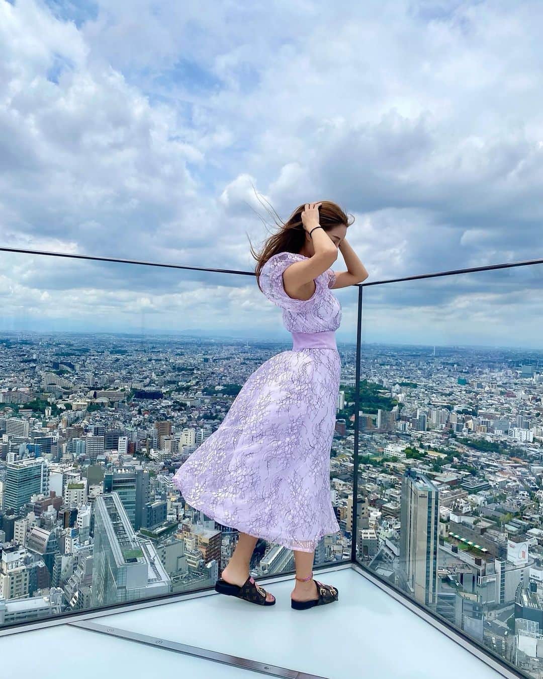 MARIKOのインスタグラム：「. . TOKYO🗼 . . . . . 1人旅やったから 前に並んでたカップルに 撮ってもらった📷💕笑 . . . . . . . . . #渋谷#渋谷スカイ #渋谷109 #東京#🗼 #tokyo #shibuya」
