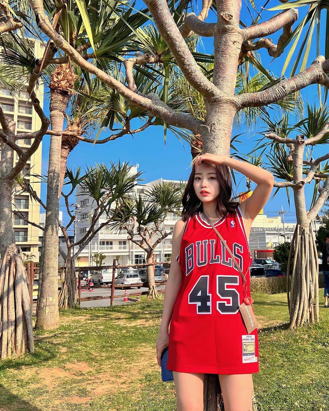 りーちゃんのインスタグラム：「🏀🌺🌴  沖縄で#琉球ゴールデンキングス と#サンロッカーズ渋谷　の試合を見た日！！🔥🔥 W杯楽しみ！！  （悲報加工が強すぎました）  #沖縄 #NBA #bリーグ #広角レンズ」