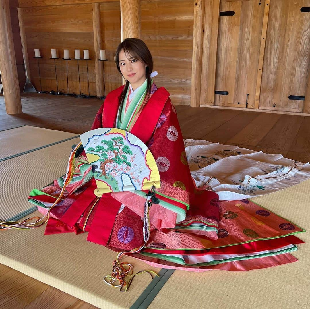 池山智瑛のインスタグラム：「. 座りポーズも☺️  十二単って12枚着るって事ではないんだって！ だから今回5.6枚重ねてきてるんだけど結構重かった🤫‼️ . #三重　#観光」