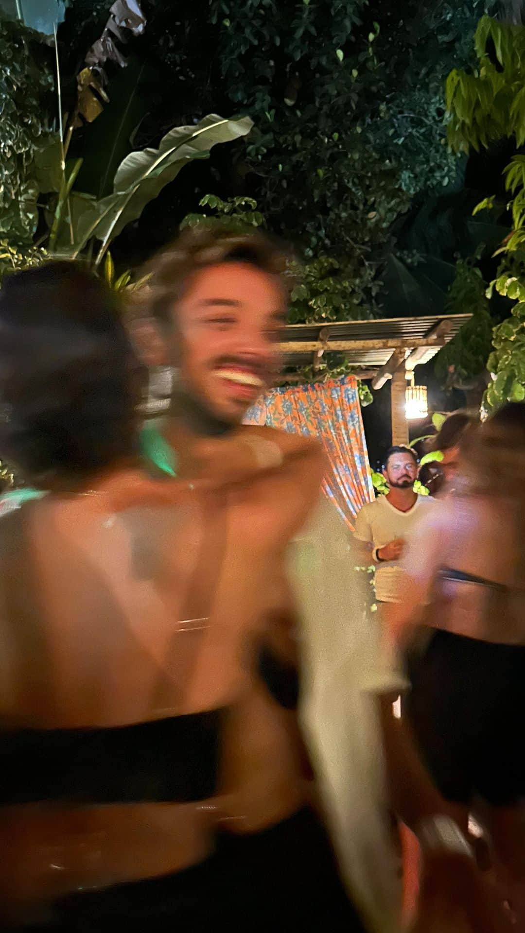 アガサ・モレイラのインスタグラム：「Feliz dia dos namorados ♥️」