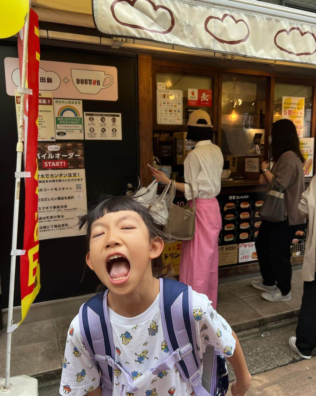 甘糟記子さんのインスタグラム写真 - (甘糟記子Instagram)「さてさて料理教室の帰り道。  私とあゆんこは途中、えりに素敵なナチュラル系のお店も連れてもらったりしながら、学芸大学の駅前で寄り道！ @eri_toriyama  @ayumiayunco   パンの田島で息子殿の好きなハムカツパン買ったり、マッターホーンに行ってバームクーヘンの発送したり、 ドーナツも買ったよね\(//∇//)\  これがまた可愛くて(๑˃̵ᴗ˂̵) 2人の次の日の朝ごはんに╰(*´︶`*)╯♡  姫も一緒にいっぱい歩いてくれて、楽しい散歩だったよ〜\(//∇//)\  #帰り道#寄り道#楽しかった#色々買っちゃった#マッターホーン#学芸大学」6月12日 19時58分 - norihey924