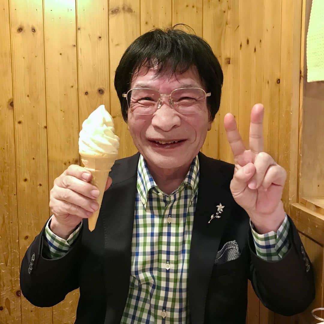 尾木直樹さんのインスタグラム写真 - (尾木直樹Instagram)「北海道のソフトクリームはなんて濃厚なの！ 毎回食べてる尾木ママです♪それにしてもこの菖蒲、珍しいですね！ - #北海道#濃厚ソフトクリーム#美味しいね#珍しいあやめ#誰か教えて」6月12日 19時59分 - oginaoki_ogimama