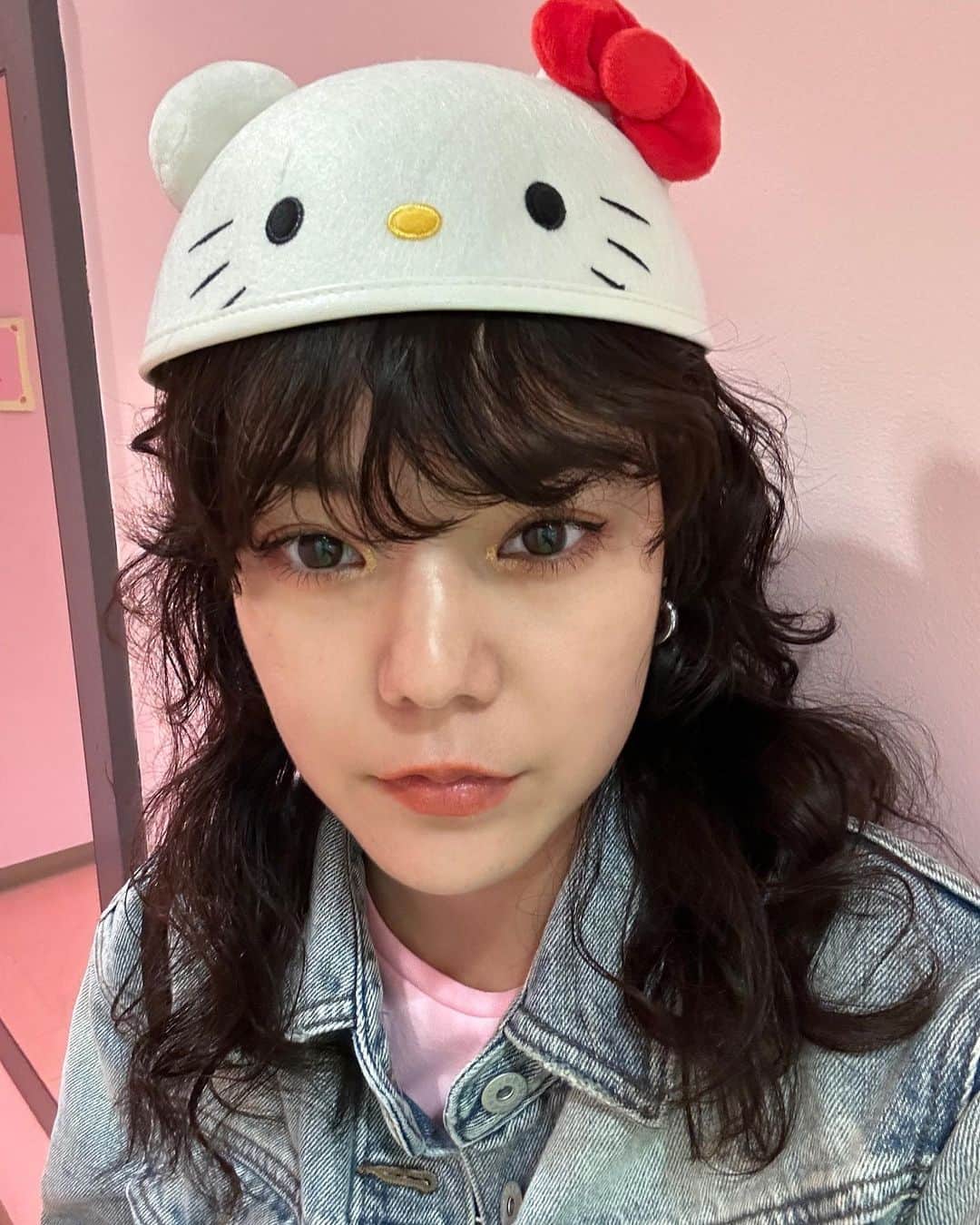 長澤メイのインスタグラム：「はじめまして サンリオピューロランド😺💕  4か月で15回も 通ってるサンリオ師匠の まみたすのガイドで ともちんとあみりんと サンリオピューロに🫶✨  ぷりん ダニエルさま バツマルさん に会わせてもろて🥹🫶✨  念願のネームプレートも 作れてかわいいカレーも 食べれて🍛🌼  キティ好きの姪っ子にも お土産を買えて大満足〜🤭💗  楽しかった〜😂💗 ありがと〜う🥰  #サンリオピューロランド #hellokitty #キティちゃん」